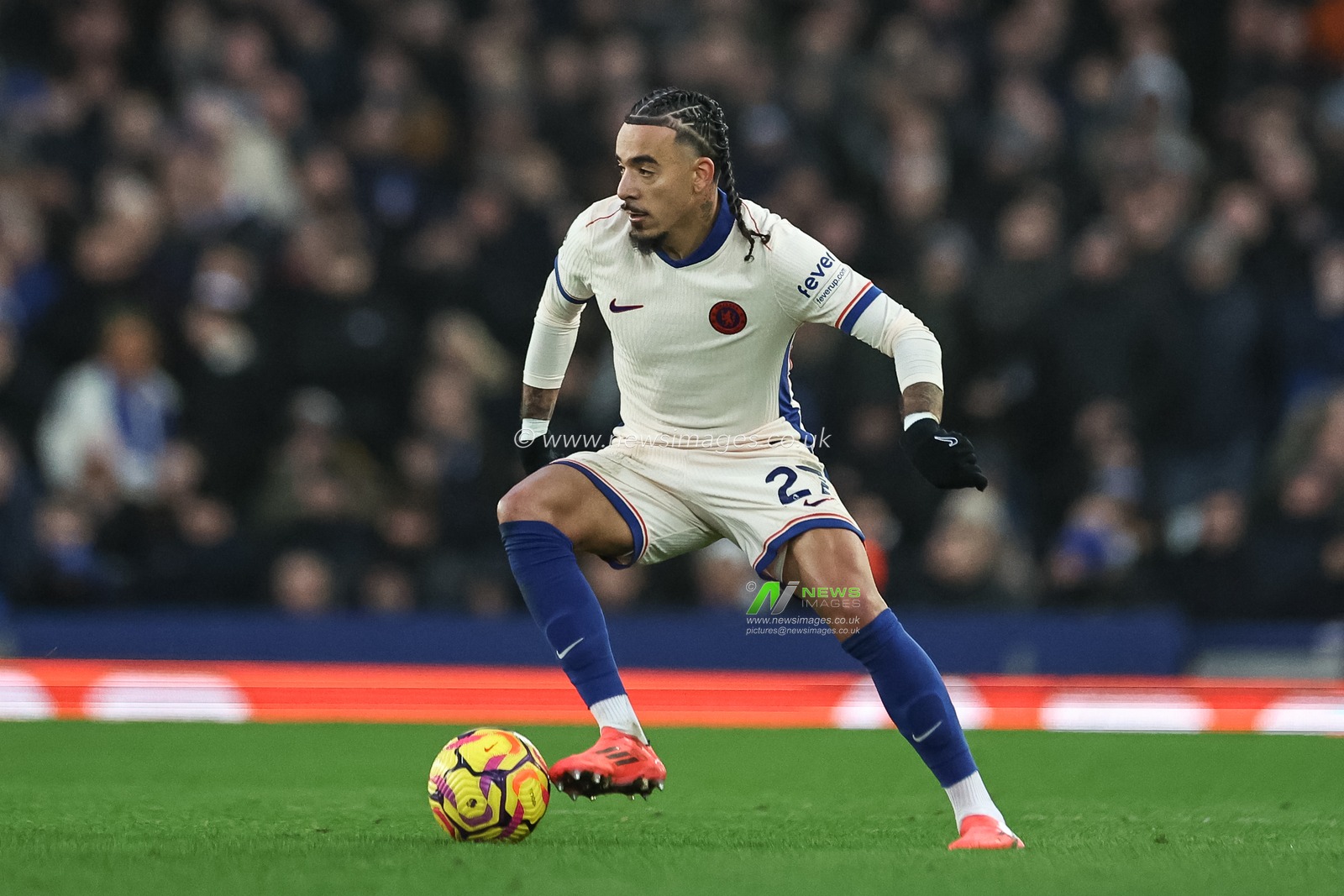 Malo Gusto of Chelsea breaks with the ball during the Premier League match Everton vs Chelsea at Goodison Park, Liverpool, United Kingdom, 22nd December 2024

(Photo by Mark Cosgrove/News Images)