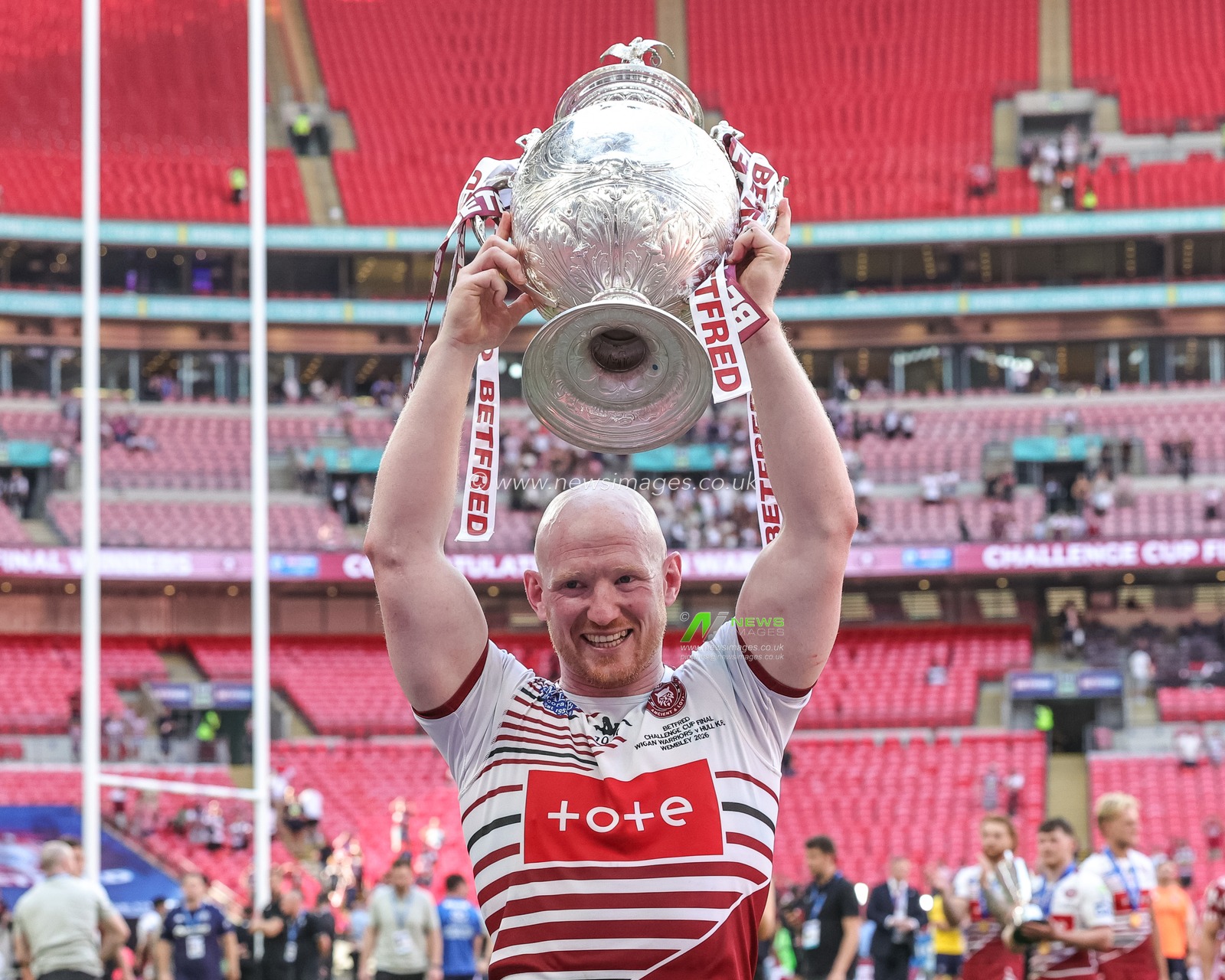 Liam Farrell of Wigan Warriors lifts the Betfred Challenge Cup Trophy in front of the Wigan fans during the Betfred Challenge Cup Final match Wigan Warriors vs Hull KR at Wembley Stadium, London, United Kingdom on 30 May 2026

(Photo by Mark Cosgrove/News Images)