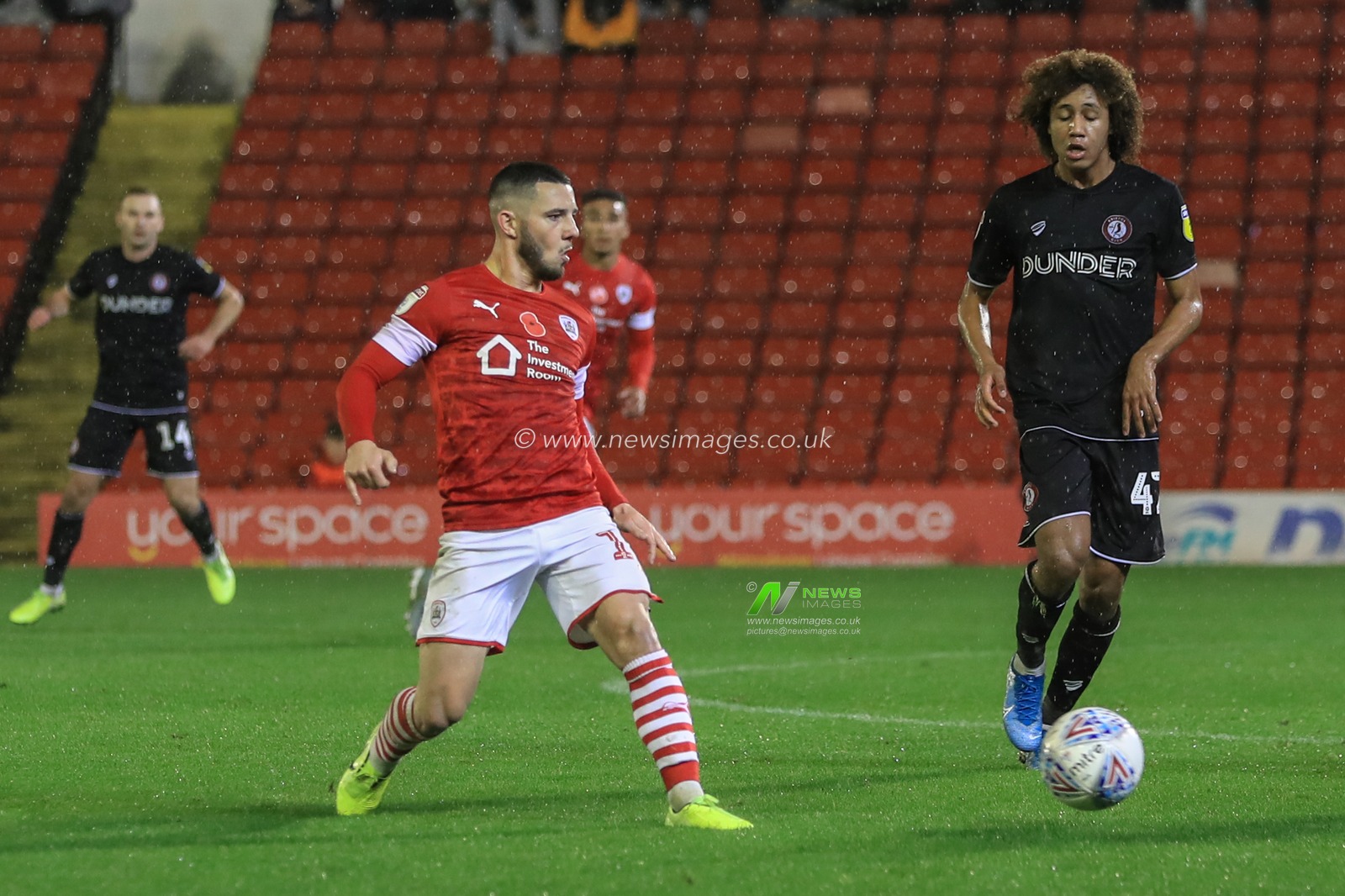 1st November 2019, Oakwell, Barnsley, England; Sky Bet Championship, Barnsley v Bristol City : Conor Chaplin (11) of Barnsley makes a break 

Credit: Mark Cosgrove/News Images