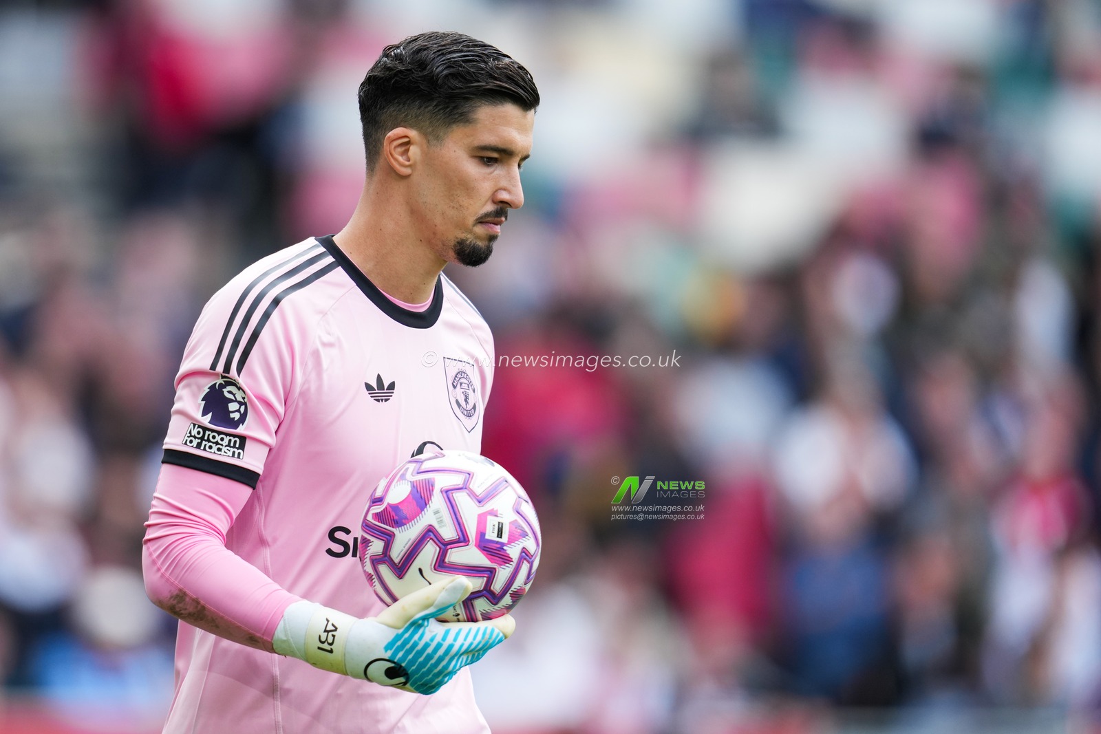 Altay Bayindir of Manchester United during the Premier League match Brentford vs Manchester United at The Gtech Community Stadium, London, United Kingdom, 27th September 2025

(Photo by Harvey Murphy/News Images)