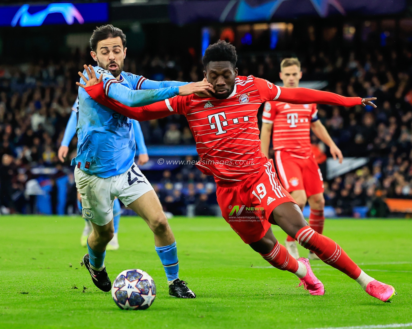 Alphonso Davies #19 of Bayern Munich and Bernardo Silva #20 of Manchester City battle for the ball during the UEFA Champions League Quarter-Finals 1st Leg Manchester City vs Bayern Munich at Etihad Stadium, Manchester, United Kingdom, 11th April 2023

(Photo by Conor Molloy/News Images)