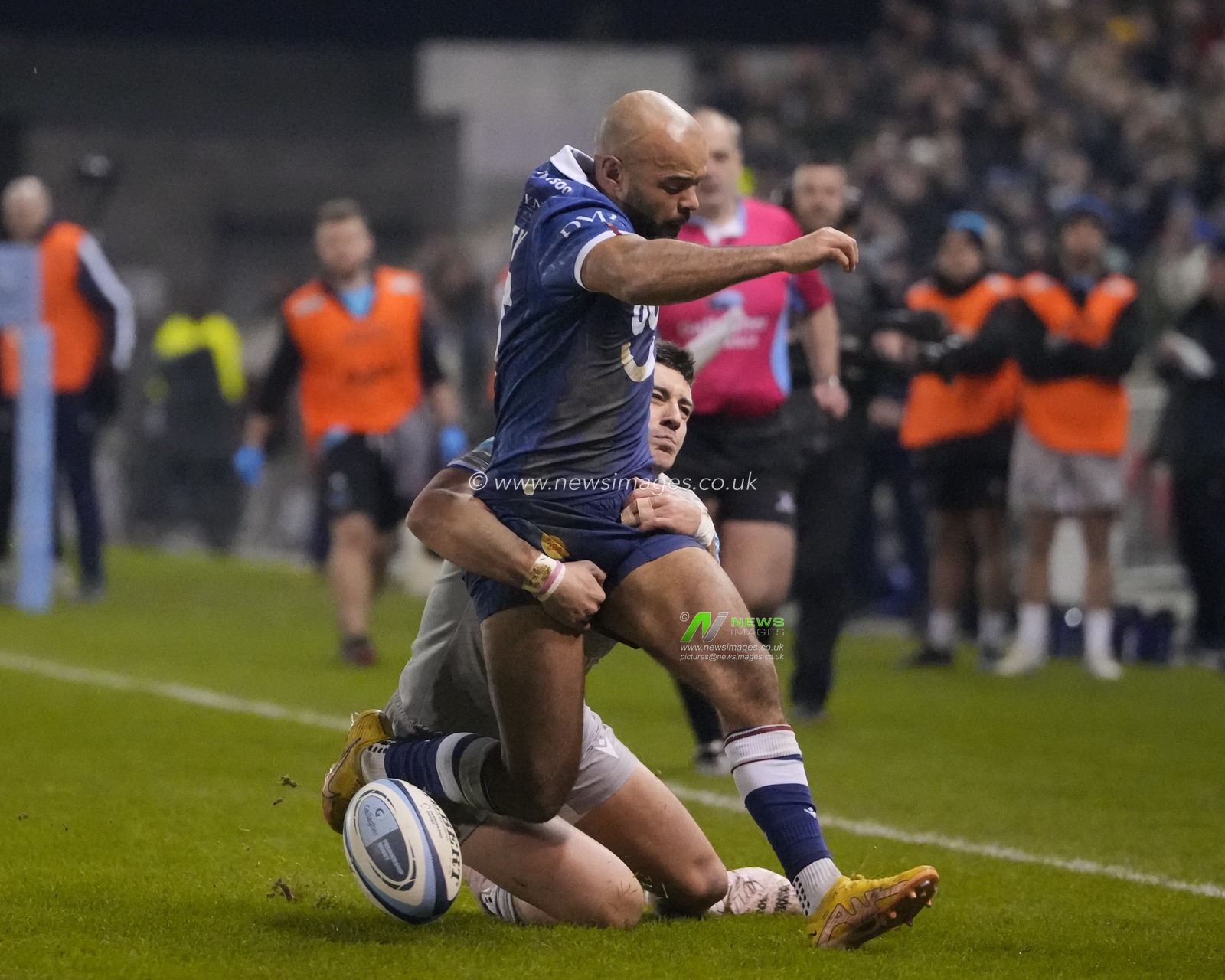 Cameron Redpath #22 of Bath Rugby tackles Tom Oâ€™Flaherty #11 of Sale Sharks without the ball during the Gallagher Premiership match Sale Sharks vs Bath Rugby at AJ Bell Stadium, Eccles, United Kingdom, 27th January 2023

(Photo by Steve Flynn/News Images)