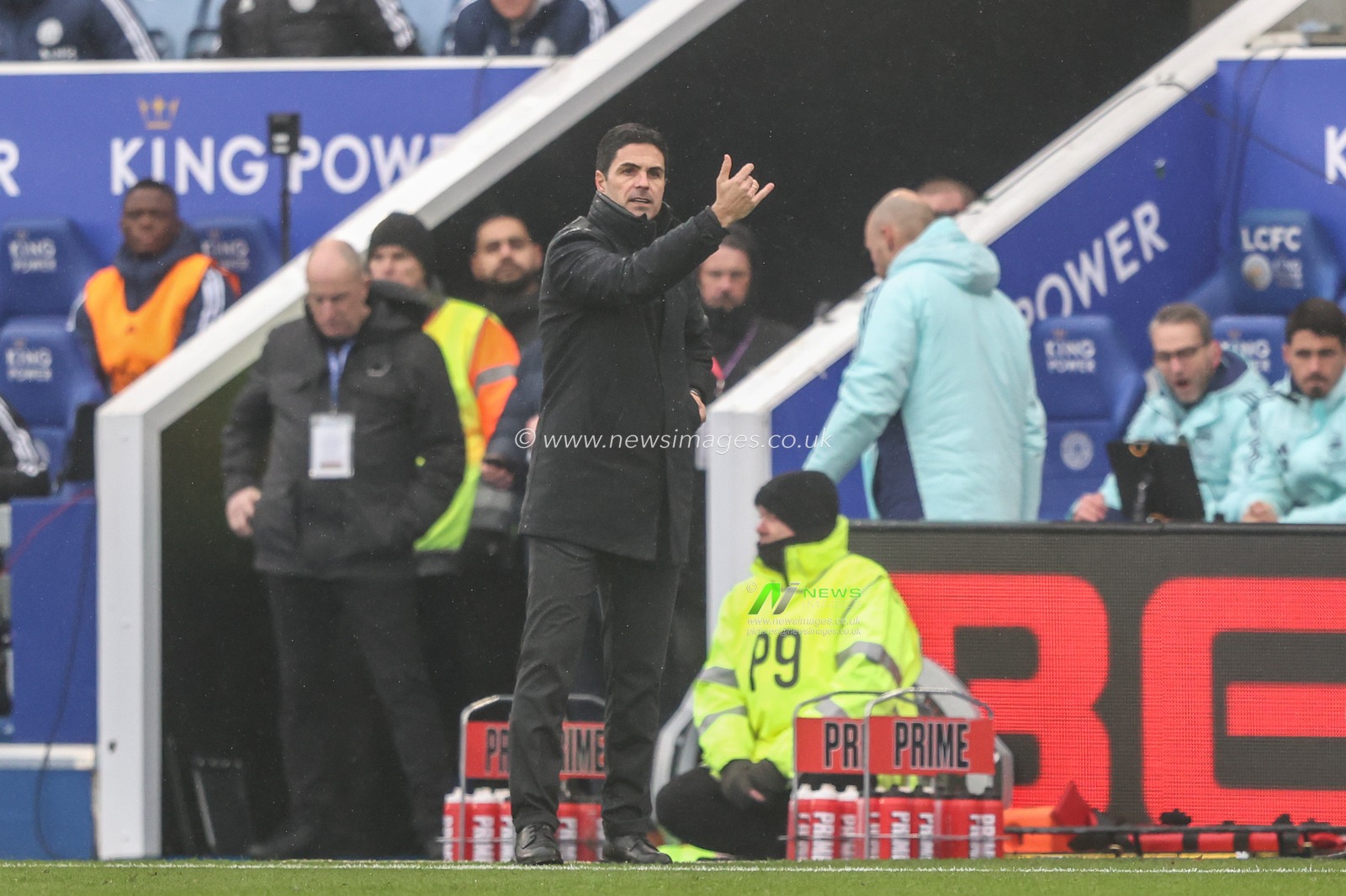 Mikel Arteta manager of Arsenal gives his team instructions during the Premier League match Leicester City vs Arsenal at King Power Stadium, Leicester, United Kingdom, 15th February 2025

(Photo by Alfie Cosgrove/News Images)