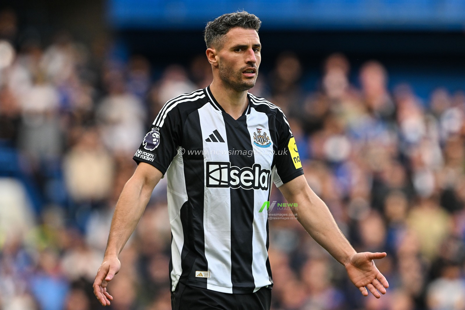 Fabian SchÃ¤r of Newcastle United during the Premier League match Chelsea vs Newcastle United at Stamford Bridge, London, United Kingdom, 27th October 2024

(Photo by Cody Froggatt/News Images)