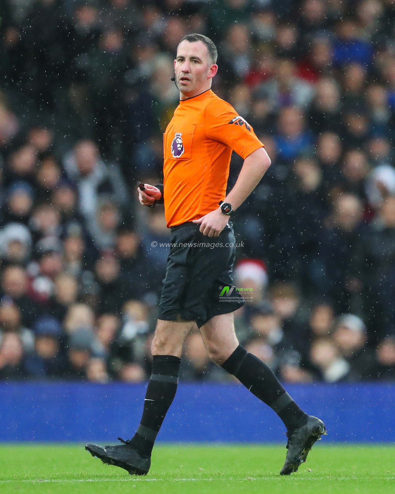 Referee Chris Kavanagh during the Premier League match Fulham vs Arsenal at Craven Cottage, London, United Kingdom, 8th December 2024

(Photo by Gareth Evans/News Images)