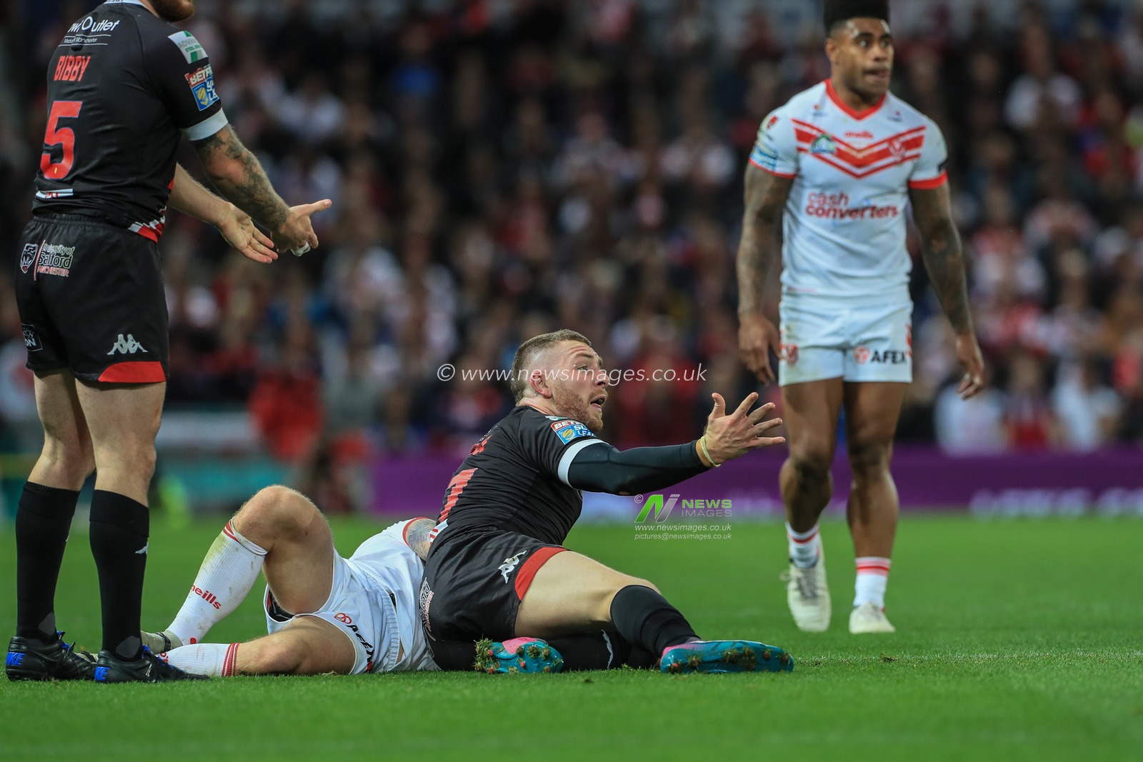 12th October 2019, Old Trafford, Manchester, England; The Grand Final 2019, Saint Helens v Salford Red Devils : Jackson Hastings (31) of Salford Red Devils appeals to referee Chris Kendall as Tommy Makinson (2) of St Helens wrongfully snatches the ball from him 

Credit: Mark Cosgrove/News Images