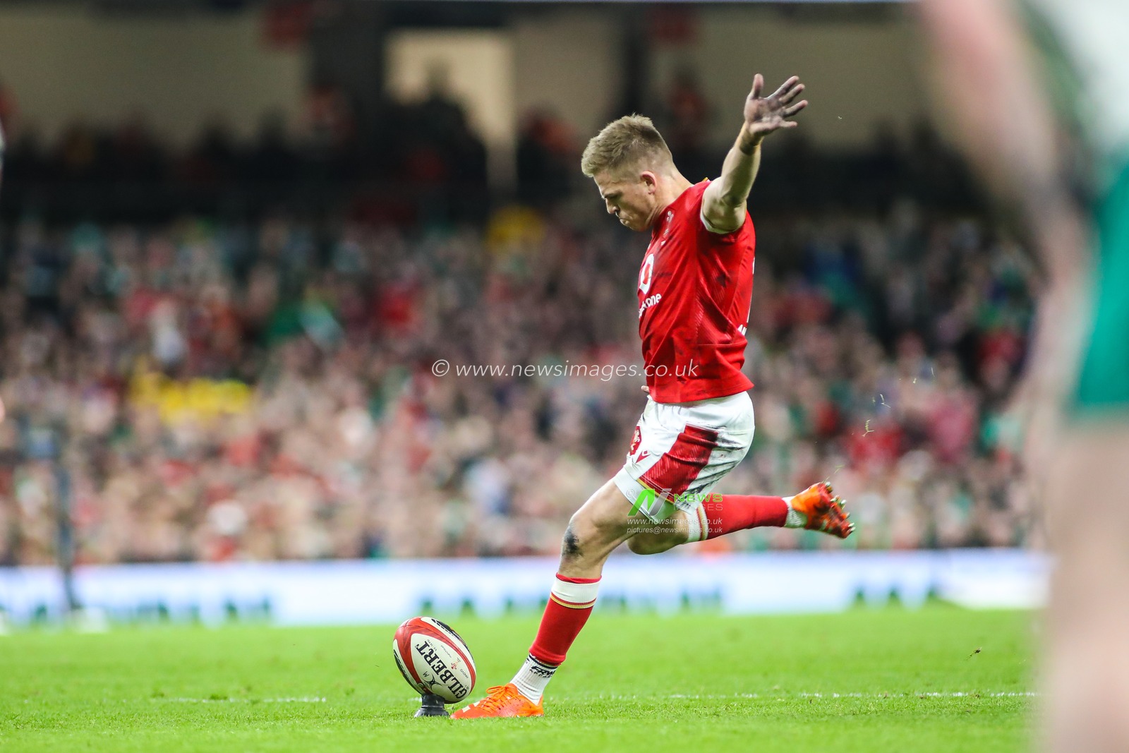 Gareth Anscombe of Wales kicks a penalty during the 2025 Guinness 6 Nations match Wales vs Ireland at Principality Stadium, Cardiff, United Kingdom, 22nd February 2025

(Photo by Andrew Lewis/News Images)
