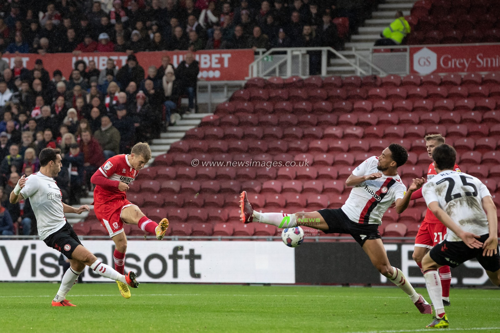 Riley McGree #8 of Middlesbrough takes a shot but is blocked by Zak Vyner #26 of Bristol City during the Sky Bet Championship match Middlesbrough vs Bristol City at Riverside Stadium, Middlesbrough, United Kingdom, 5th November 2022

(Photo by James Heaton/News Images)
