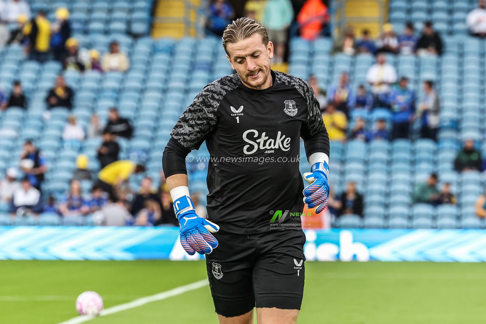 Jordan Pickford of Everton in the pregame warmup session during the Premier League match Leeds United vs Everton at Elland Road, Leeds, United Kingdom, 18th August 2025

(Photo by Mark Cosgrove/News Images)