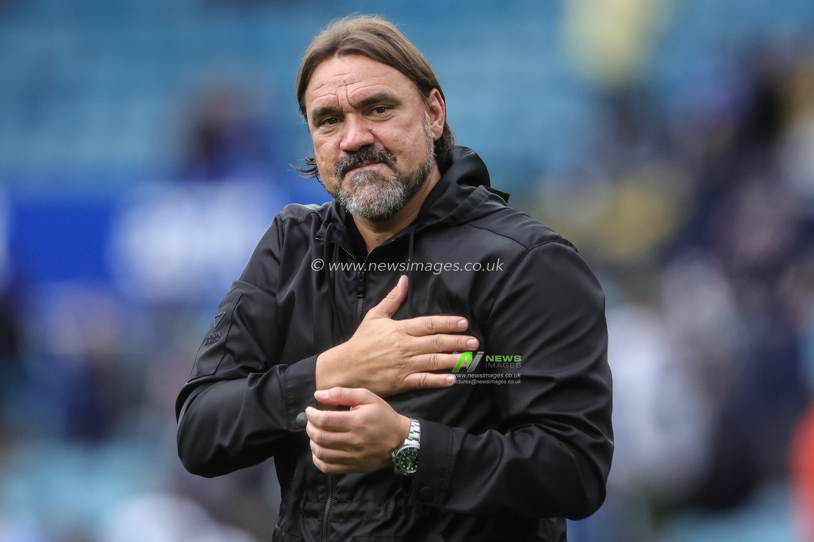 Daniel Farke manager of Leeds United acknowledges the fans during the Premier League match Leeds United vs Brentford at Elland Road, Leeds, United Kingdom on 30 August 2026

(Photo by Mark Cosgrove/News Images)