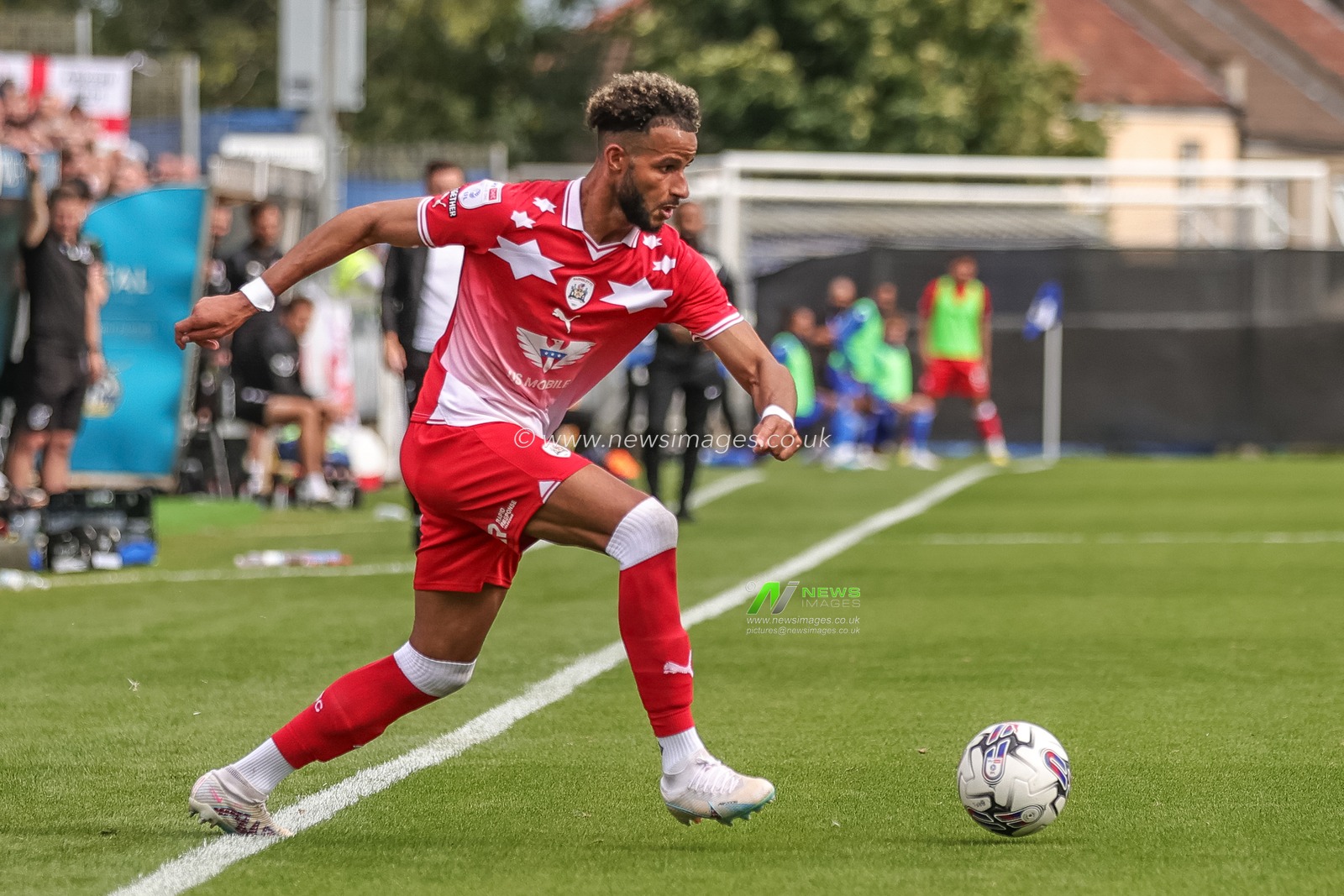 Barry Cotter #17 of Barnsley in action during the Sky Bet League 1 match Bristol Rovers vs Barnsley at Memorial Stadium, Bristol, United Kingdom, 12th August 2023

(Photo by Mark Cosgrove/News Images)