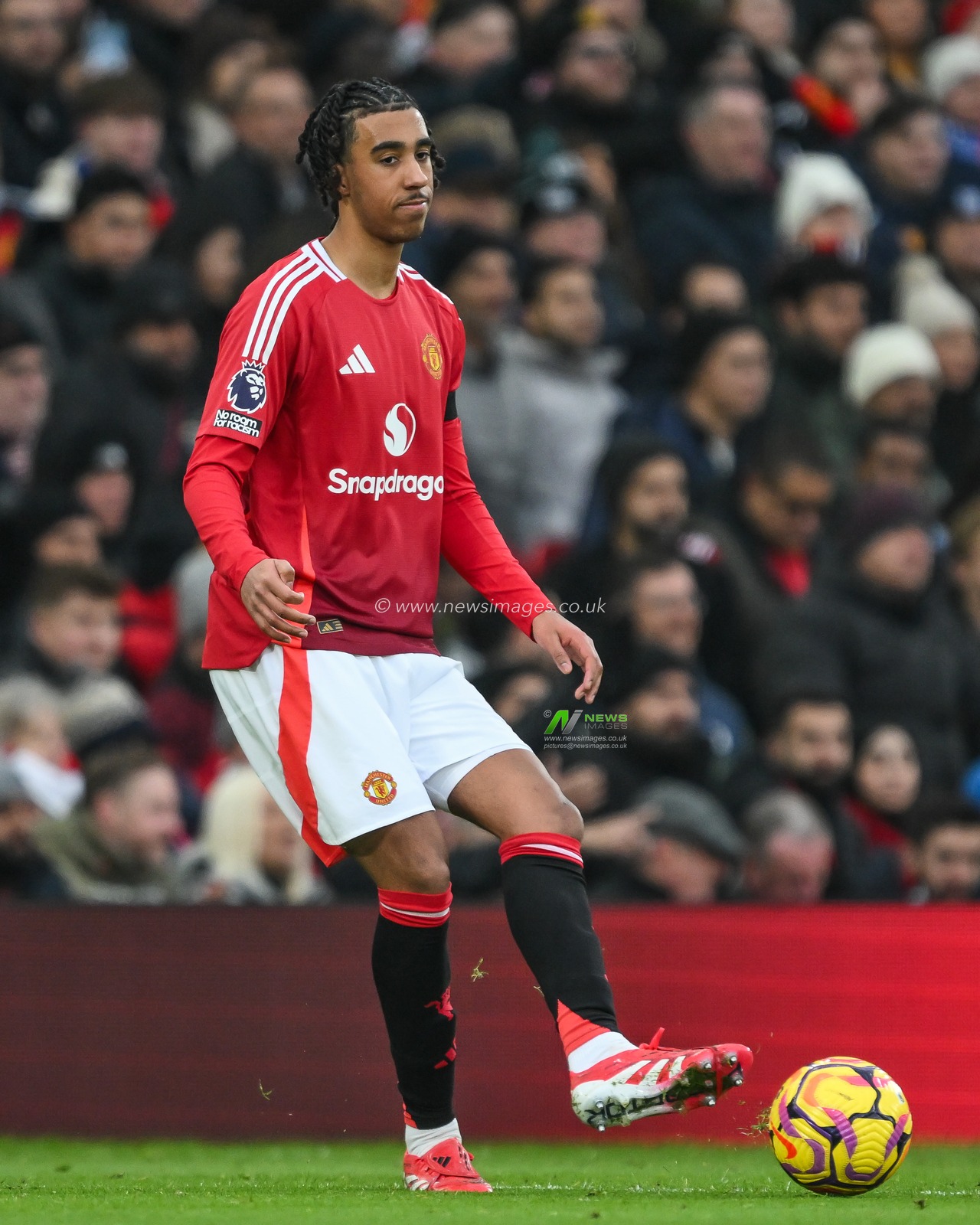 Leny Yoro of Manchester United passes the ball during the Premier League match Manchester United vs Brighton and Hove Albion at Old Trafford, Manchester, United Kingdom, 19th January 2025

(Photo by Craig Thomas/News Images)