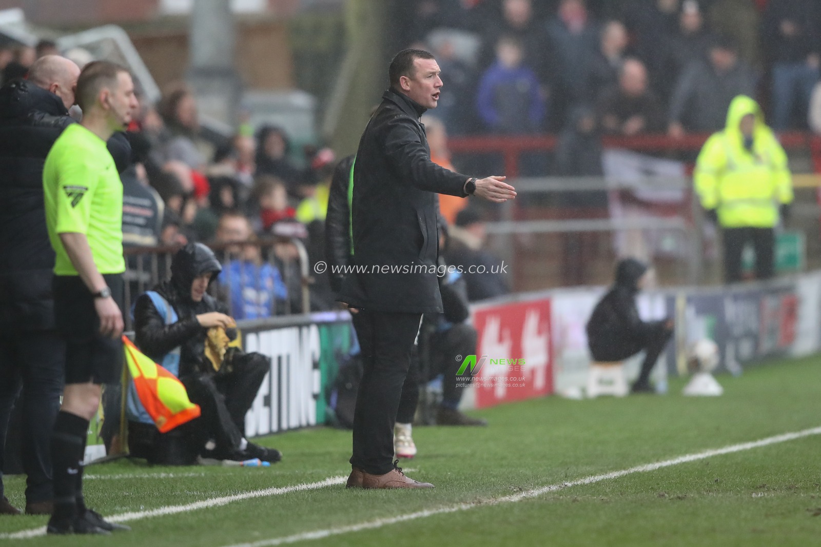 Neill Collins Head coach of Barnsley gives his team instructions during the Sky Bet League 1 match Fleetwood Town vs Barnsley at Highbury Stadium, Fleetwood, United Kingdom, 17th February 2024

(Photo by Alfie Cosgrove/News Images)