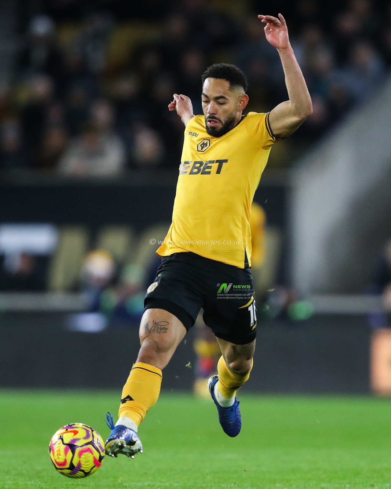 Matheus Cunha of Wolverhampton Wanderers controls the ball during the Premier League match Wolverhampton Wanderers vs Ipswich Town at Molineux, Wolverhampton, United Kingdom, 14th December 2024

(Photo by Gareth Evans/News Images)