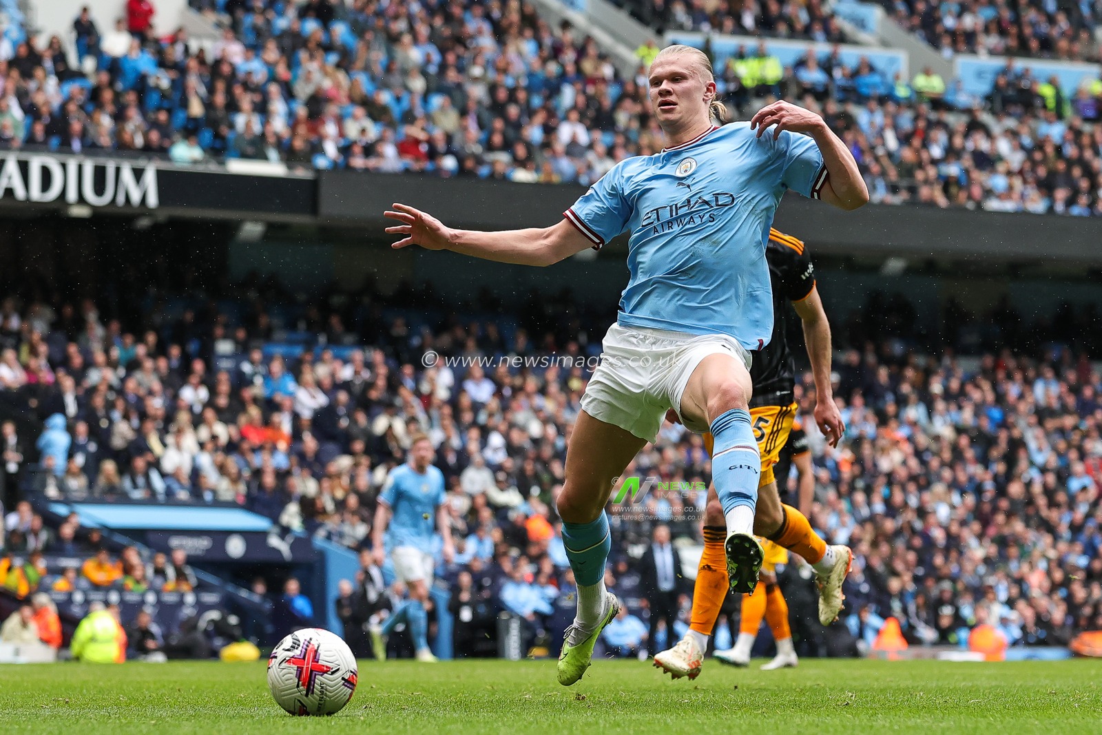 Erling Haaland #9 of Manchester City fails to connect with a cross during the Premier League match Manchester City vs Leeds United at Etihad Stadium, Manchester, United Kingdom, 6th May 2023

(Photo by Mark Cosgrove/News Images)