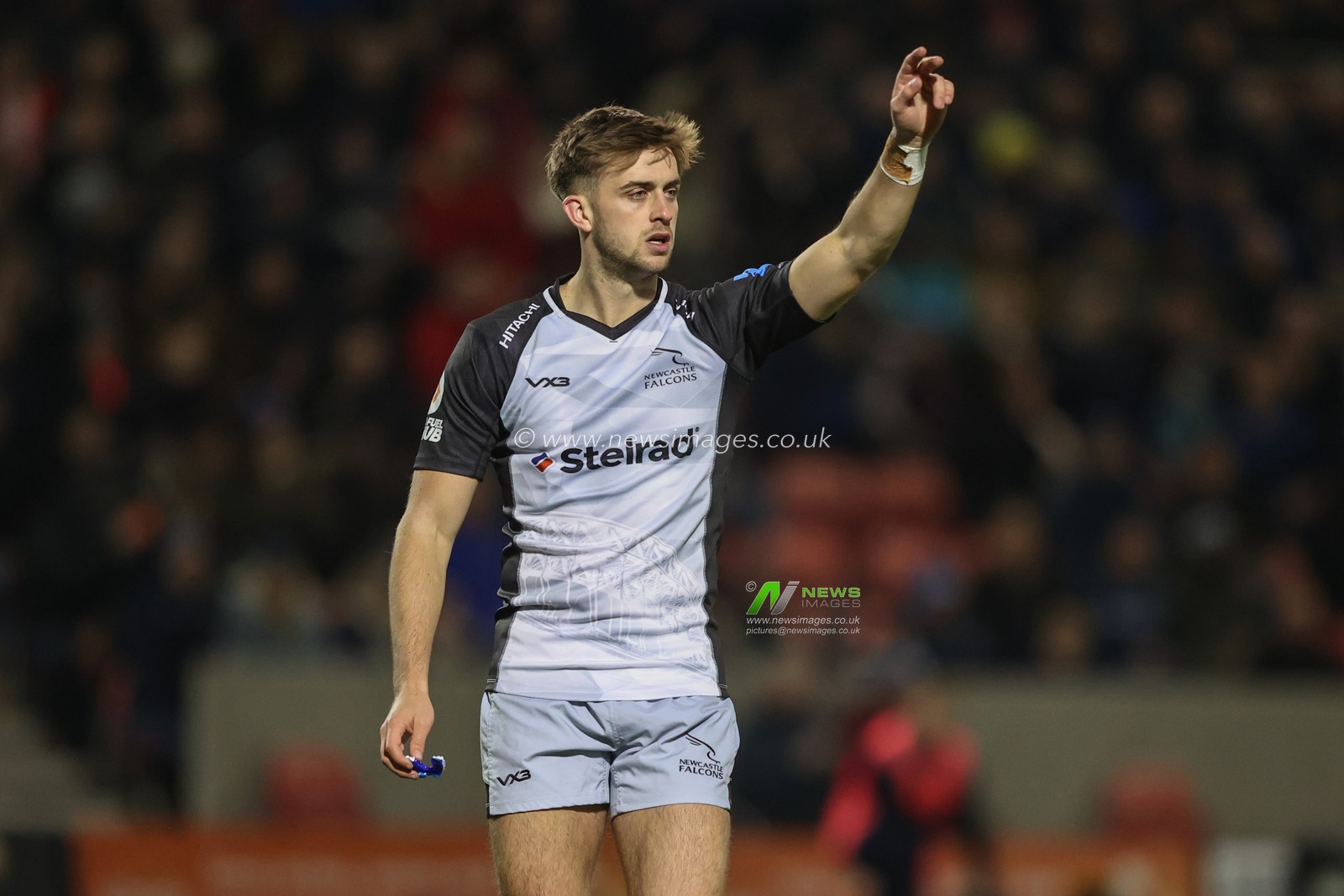 Jack Metcalf of Newcastle Falcons gives team mates instructions during the Gallagher Premiership match Sale Sharks vs Newcastle Falcons at Salford Community Stadium, Eccles, United Kingdom, 11th October 2024

(Photo by Alfie Cosgrove/News Images)