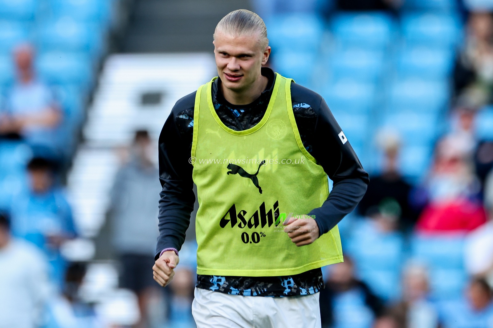 Erling Haaland of Manchester City warms up prior to the Premier League match Manchester City vs Bournemouth at Etihad Stadium, Manchester, United Kingdom, 20th May 2025

(Photo by Mark Cosgrove/News Images)