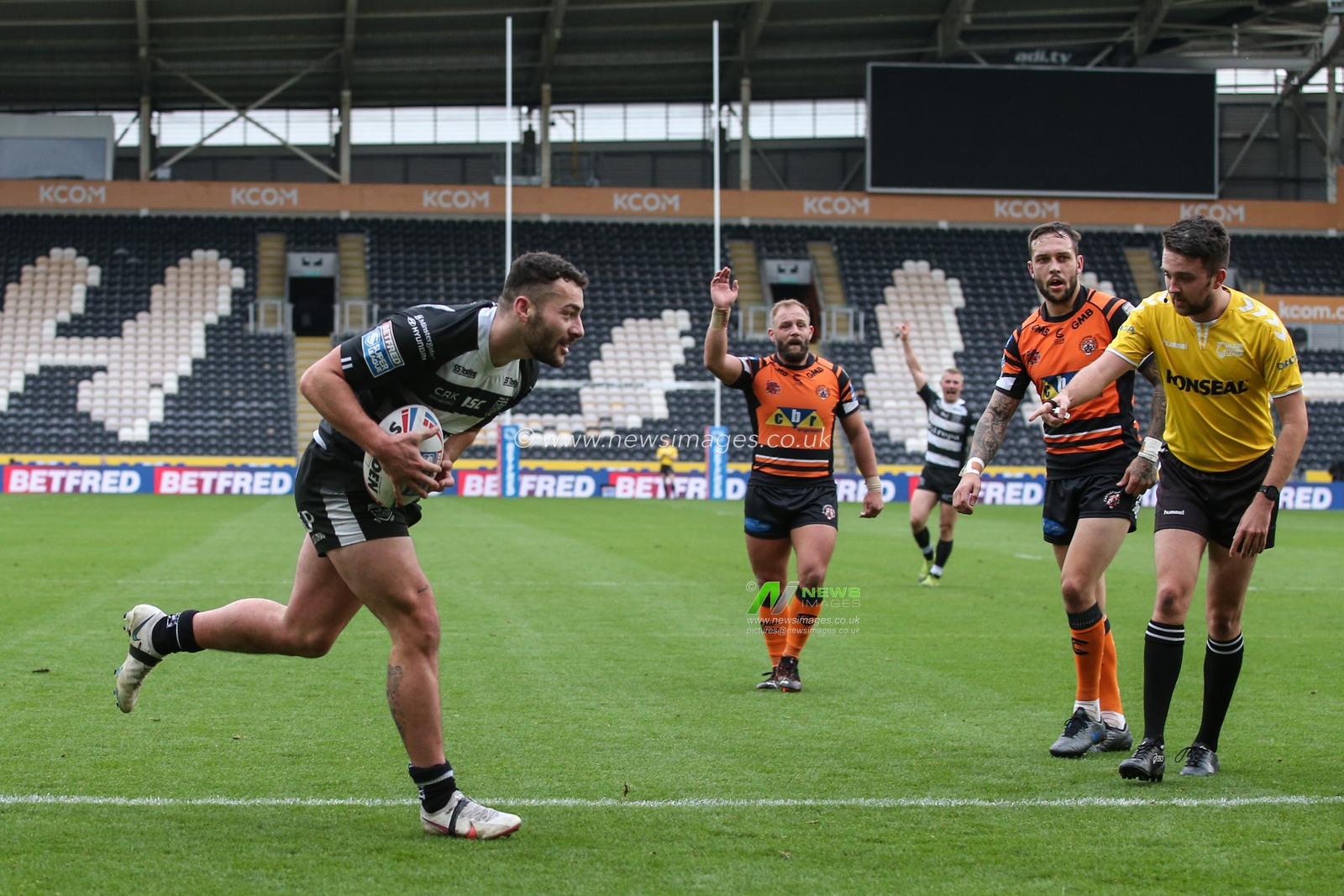 Jake Connor (6) of Hull FC scores his try on his birthday