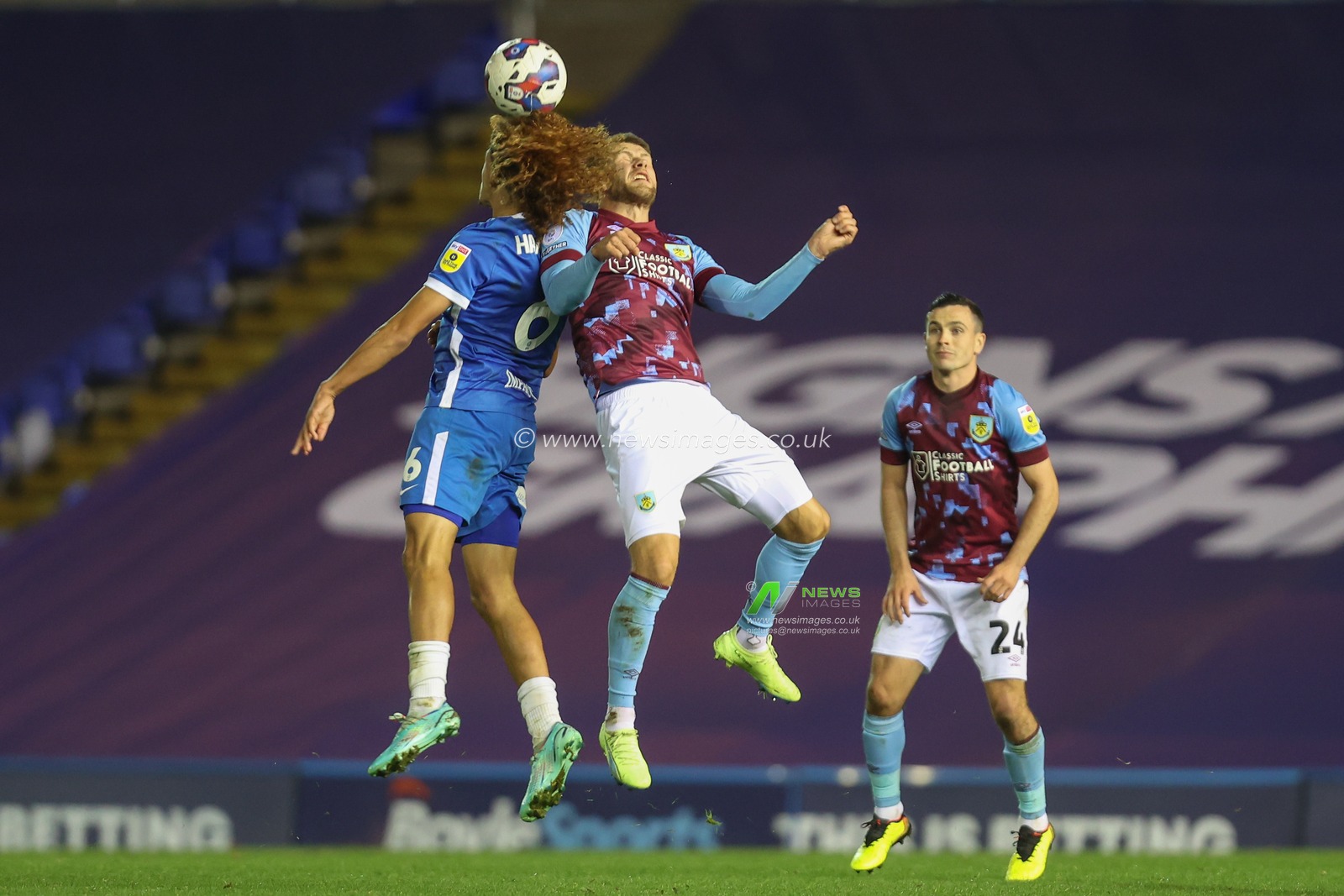 Hannibal Mejbri #6 of Birmingham City heads the ball during the Sky Bet Championship match Birmingham City vs Burnley at St Andrews, Birmingham, United Kingdom, 19th October 2022

(Photo by Simon Bissett/News Images)