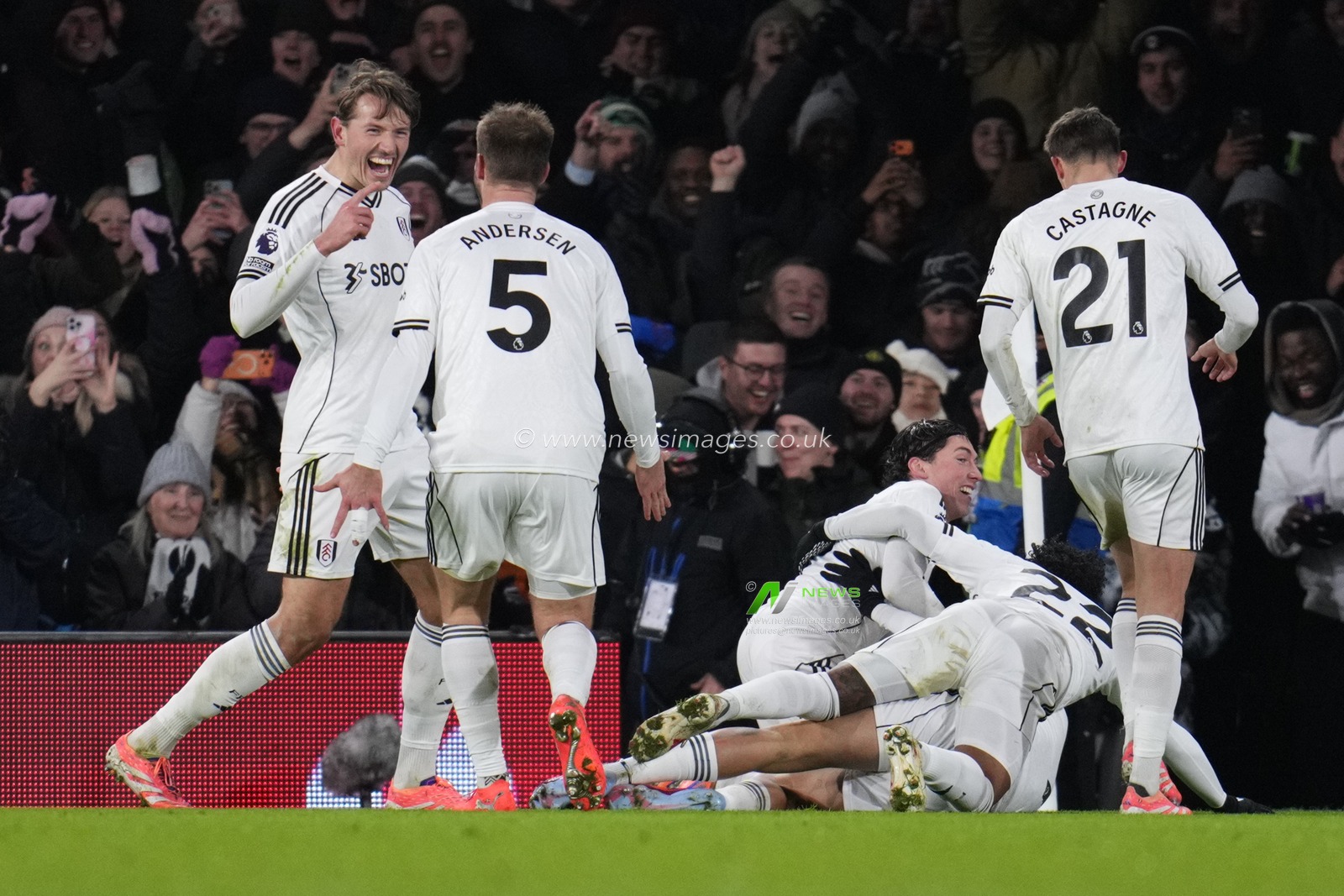 Fulham players celebrate goal during the Premier League match Fulham vs Chelsea at Craven Cottage, London, United Kingdom, 7th January 2026

(Photo by Harvey Murphy/News Images)

*** GER AUT SUI OUT ***