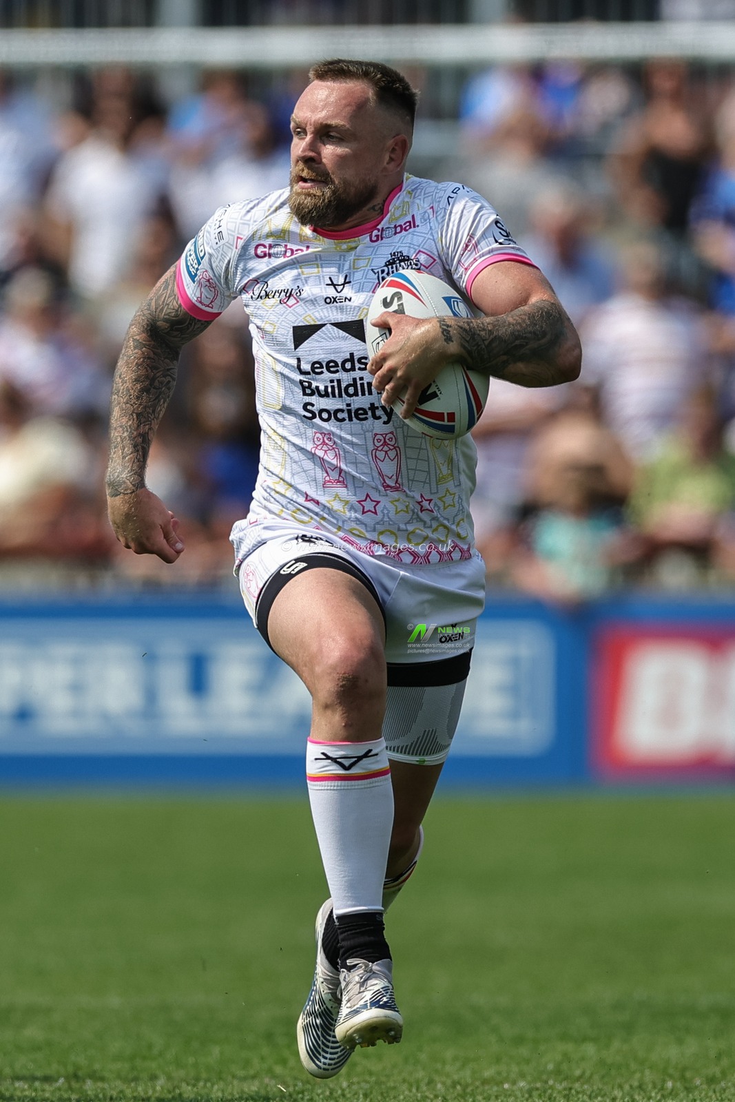 Blake Austin #6 of Leeds Rhinos breaks with the ball during the Betfred Super League Round 15 match Wakefield Trinity vs Leeds Rhinos at The Be Well Support Stadium, Wakefield, United Kingdom, 11th June 2023

(Photo by Mark Cosgrove/News Images)