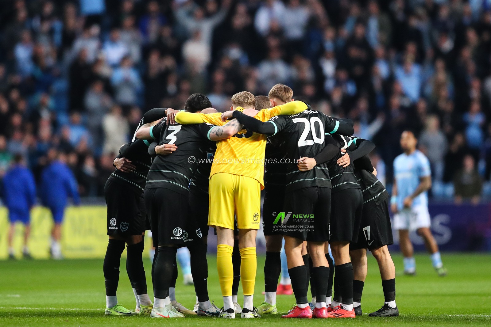 Portsmouth form a huddle during the Sky Bet Championship match Coventry City vs Portsmouth at Coventry Building Society Arena, Coventry, United Kingdom, 9th April 2025

(Photo by Gareth Evans/News Images)