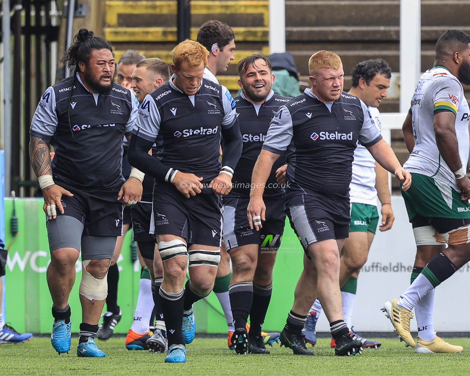 George McGuigan of Newcastle Falcons celebrates his try with his teammates