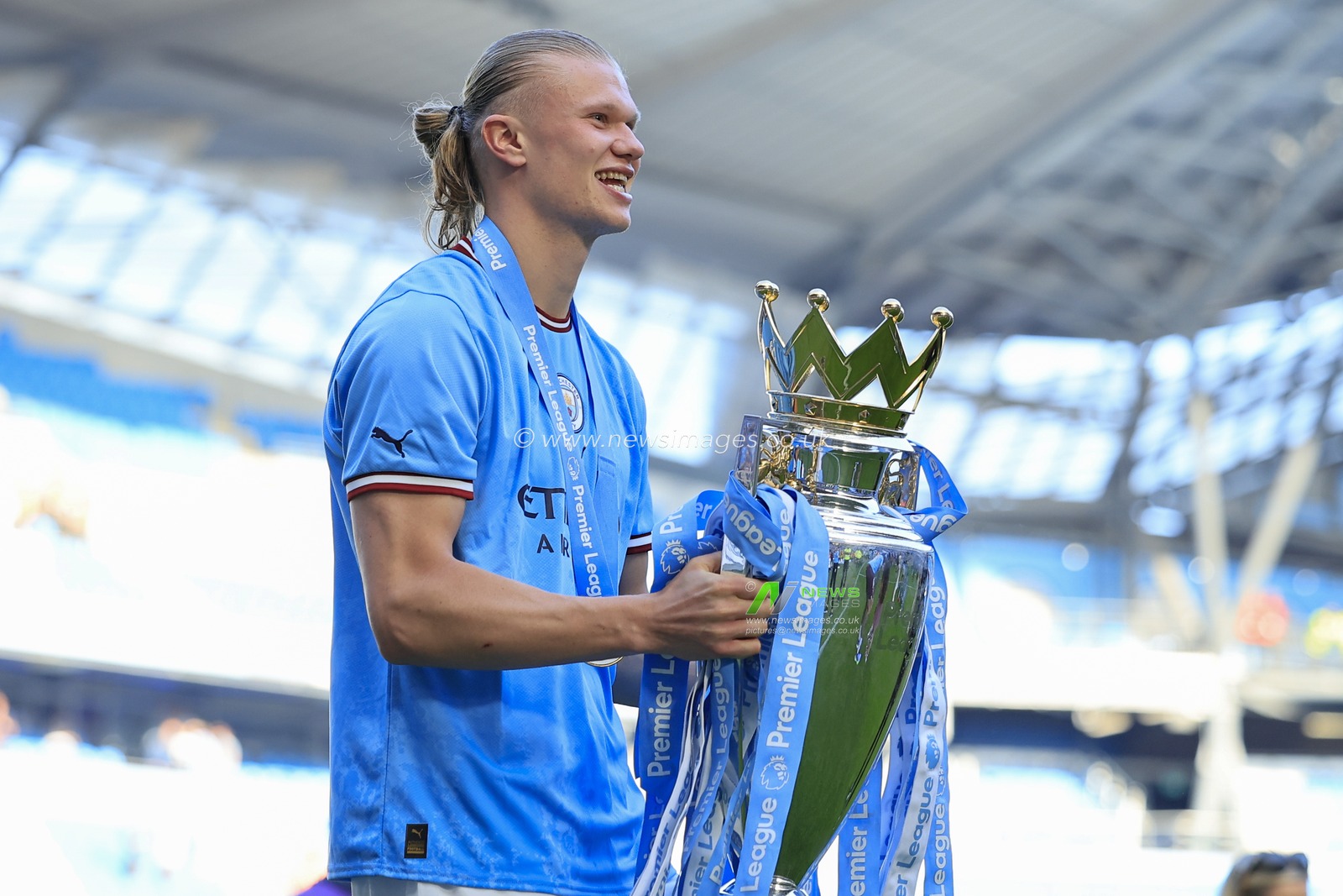 Erling Haaland #9 of Manchester City with the Premier League trophy after the Premier League match Manchester City vs Chelsea at Etihad Stadium, Manchester, United Kingdom, 21st May 2023

(Photo by Conor Molloy/News Images)