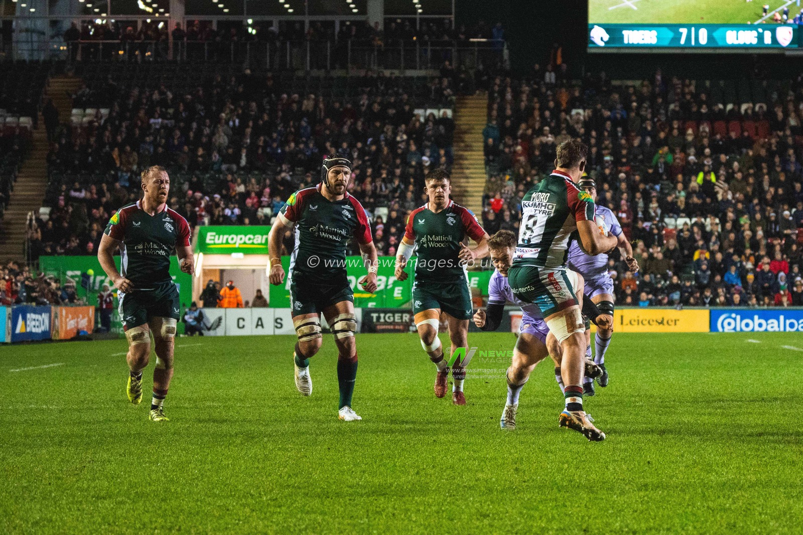 Joaquin Moro of Leicester Tigers and Ross Byrne of Gloucester Rugby during the Gallagher Premiership match Leicester Tigers vs Gloucester Rugby at Mattioli Woods Welford Road Stadium, Leicester, United Kingdom, 19th December 2025

(Photo by Craig Evans/News Images)

*** GER AUT SUI OUT ***
