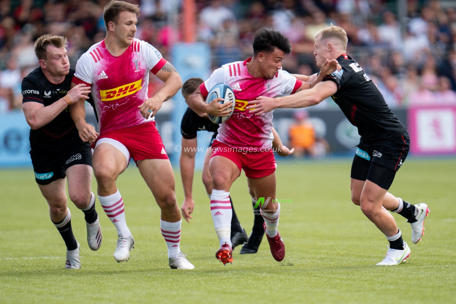 Marcus Smith #10 of Harlequins sets the try for  Hugh Tizard #5 of Harlequins