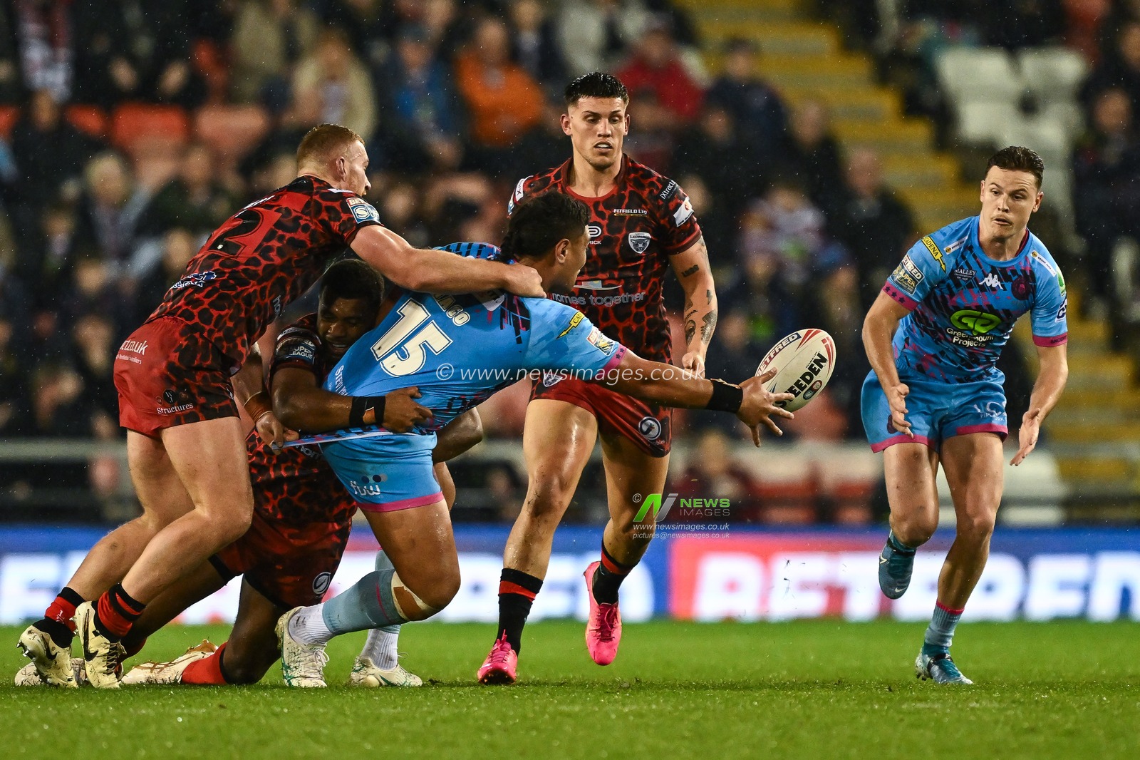 Patrick Mago of Wigan Warriors offloads the ball to Jai Field of Wigan Warriors during the Betfred Super League Round 7 match Leigh Leopards vs Wigan Warriors at Leigh Sports Village, Leigh, United Kingdom, 4th April 2024

(Photo by Craig Thomas/News Images)