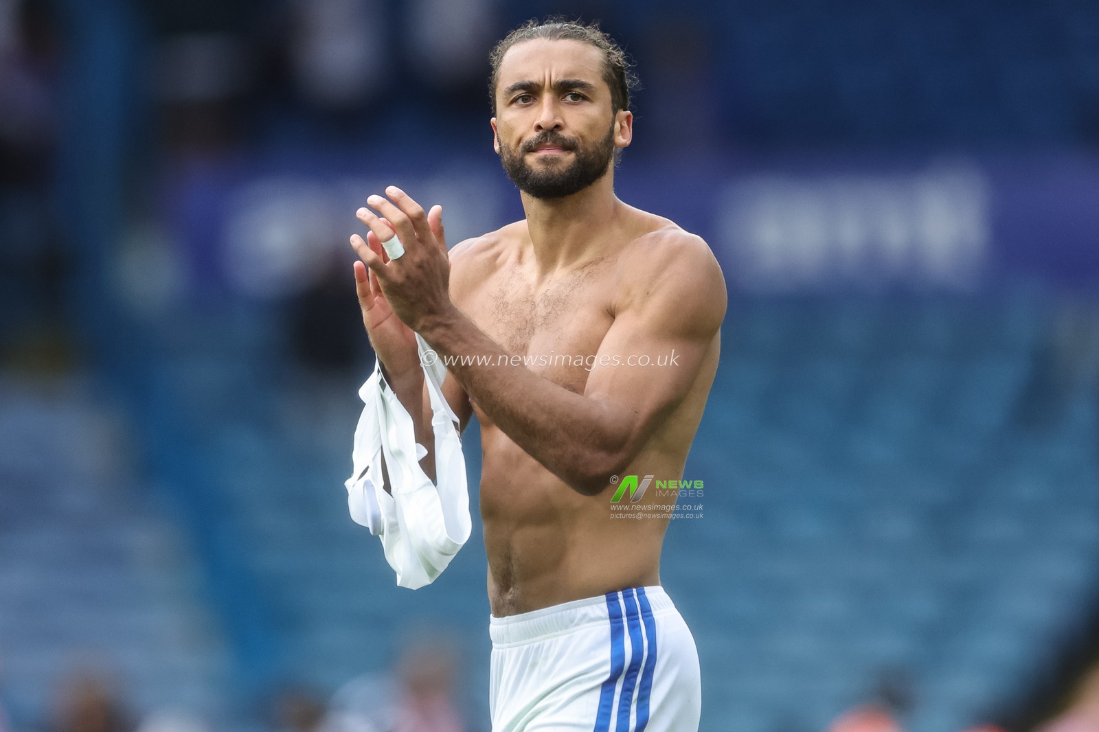 Dominic Calvert-Lewin of Leeds United applauds the fans during the Premier League match Leeds United vs Brentford at Elland Road, Leeds, United Kingdom on 30 August 2026

(Photo by Mark Cosgrove/News Images)