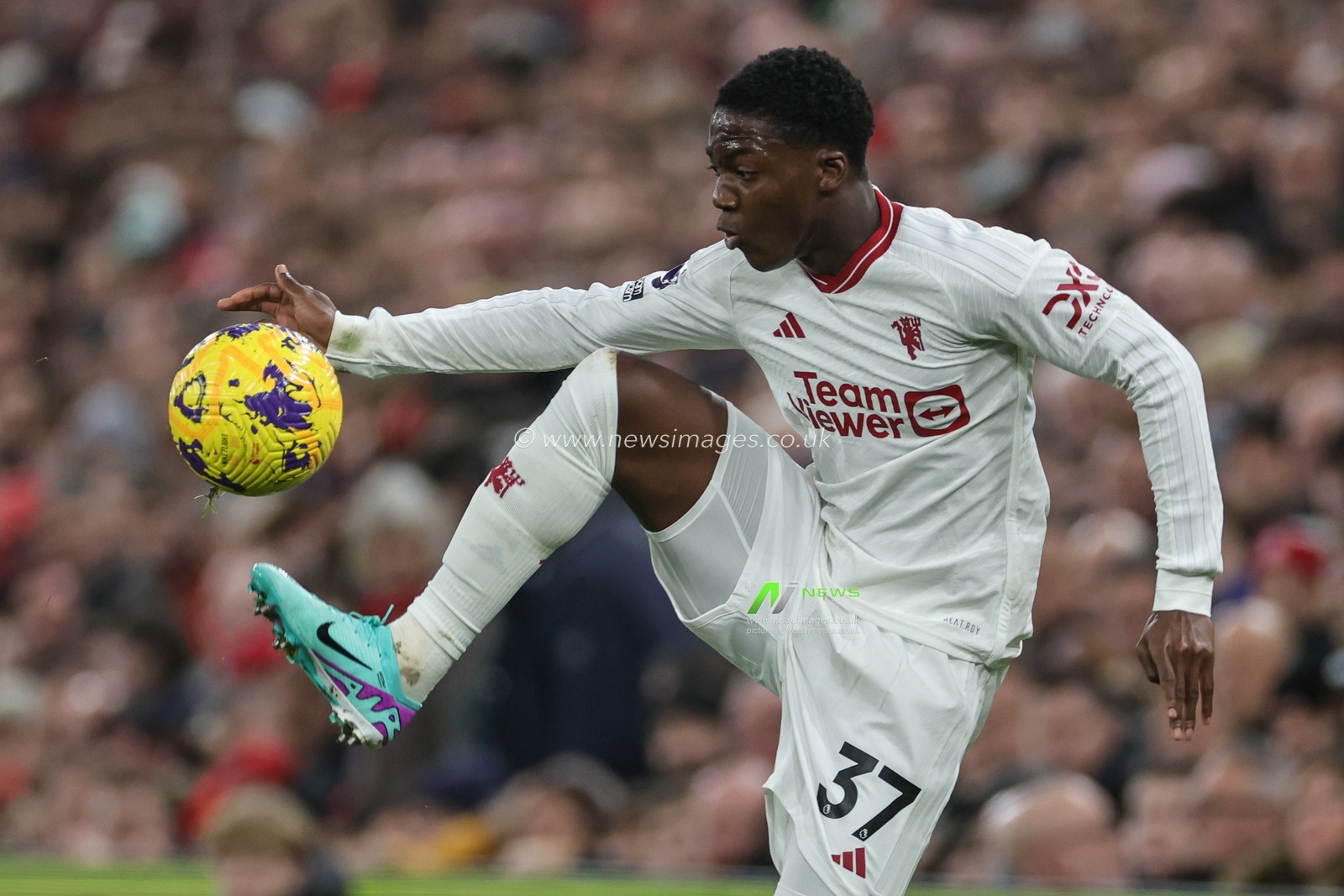 Kobbie Mainoo of Manchester United controls the ball during the Premier League match Liverpool vs Manchester United at Anfield, Liverpool, United Kingdom, 17th December 2023

(Photo by Mark Cosgrove/News Images)