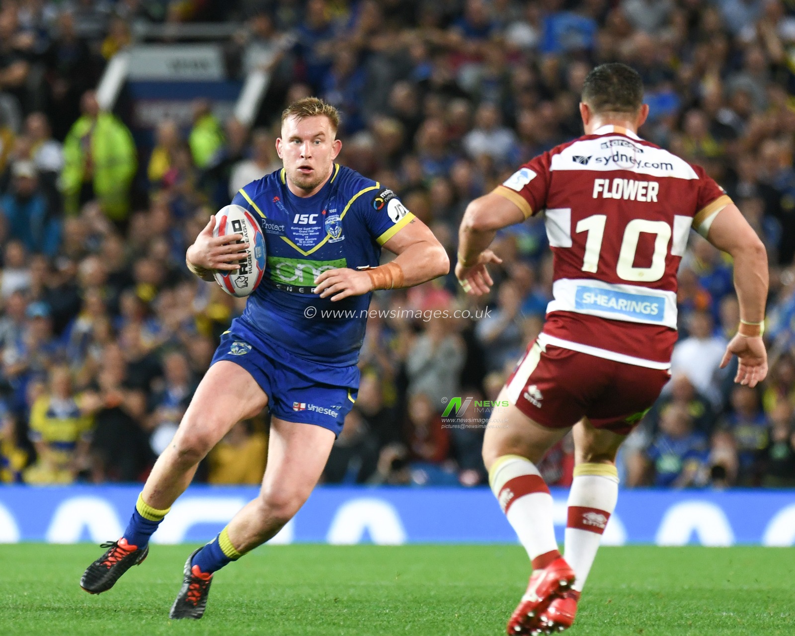 13th October 2018 , Old Trafford,  Manchester, England;  Betfred Super League Grand Final, Wigan Warriors v Warrington Wolves; Mike Cooper of Warrington Wolves looks for a way past Ben Flower of Wigan Warriors 


Credit: Richard Long/News Images