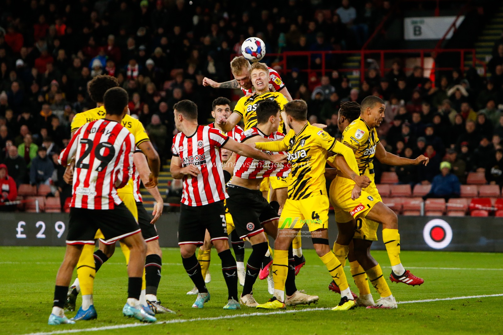 Oliver McBurnie #9 of Sheffield United attempts a header at goal during the Sky Bet Championship match Sheffield United vs Rotherham United at Bramall Lane, Sheffield, United Kingdom, 8th November 2022

(Photo by Ben Early/News Images)