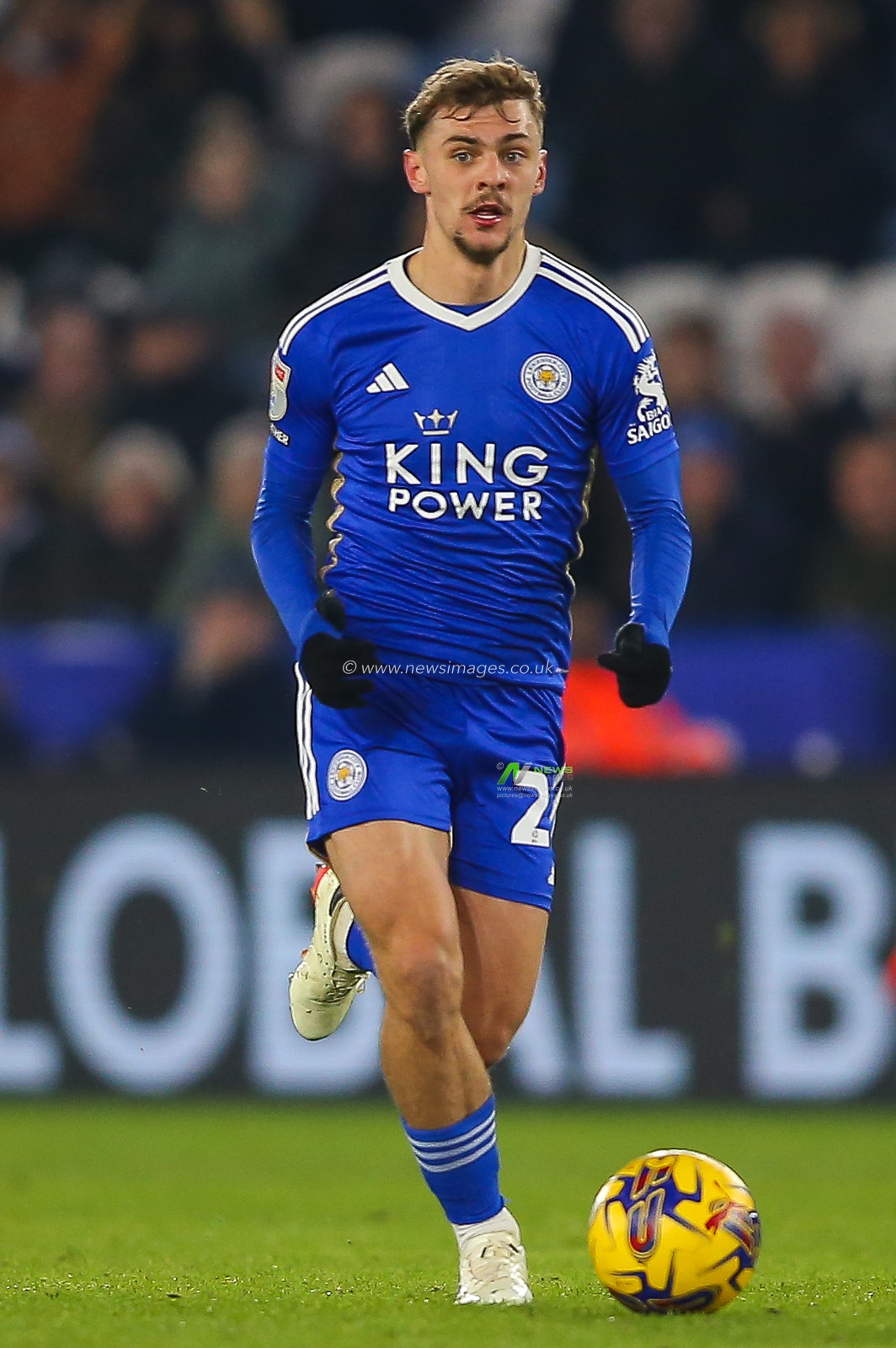 Kiernan Dewsbury-Hall of Leicester City makes a break with the ball during the Sky Bet Championship match Leicester City vs Swansea City at King Power Stadium, Leicester, United Kingdom, 30th January 2024

(Photo by Gareth Evans/News Images)