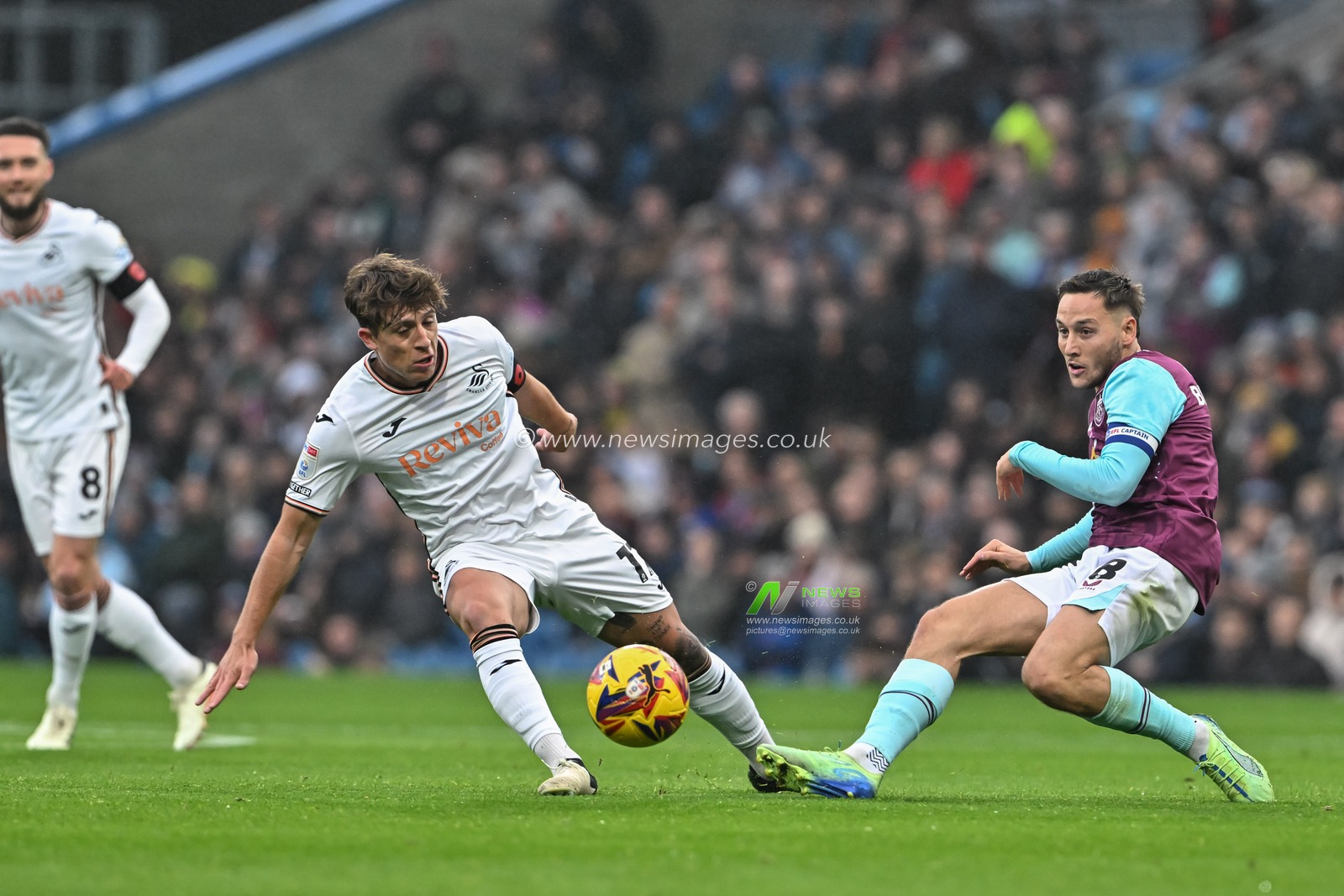 Josh Brownhill of Burnley passes the ball under pressure during the Sky Bet Championship match Burnley vs Swansea City at Turf Moor, Burnley, United Kingdom, 10th November 2024

(Photo by Cody Froggatt/News Images)