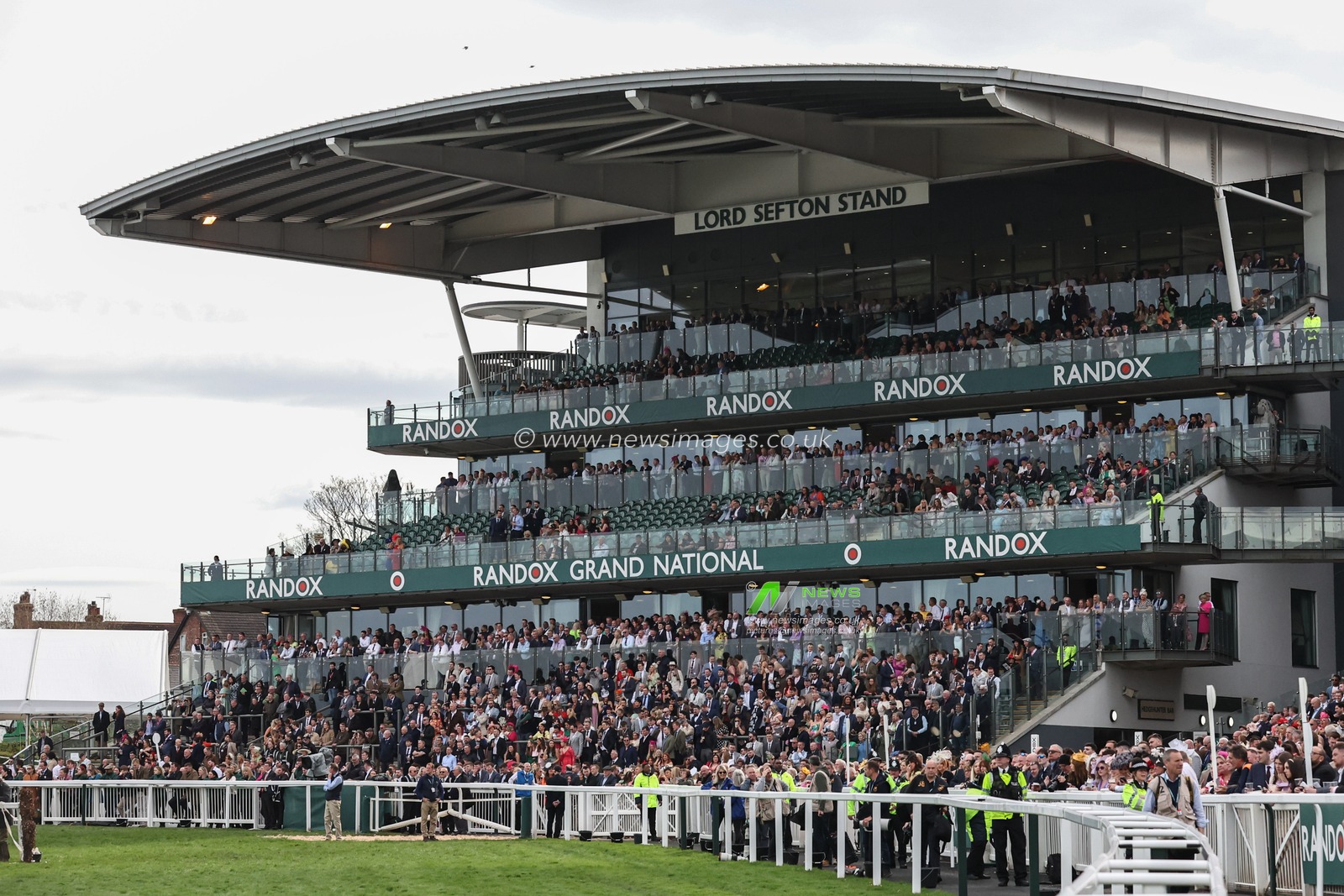 Racegoers enjoy the atmosphere during the The Randox Grand National 2024 Ladies Day at Aintree Racecourse, Liverpool, United Kingdom, 12th April 2024

(Photo by Mark Cosgrove/News Images)