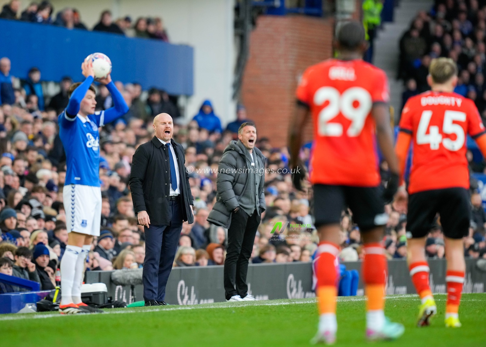 The two manager Sean Dyche manager of Everton and Rob Edwards manager of Luton Town shout at their players, during the Emirates FA Cup Fourth Round match Everton vs Luton Town at Goodison Park, Liverpool, United Kingdom, 27th January 2024

(Photo by Steve Flynn/News Images)