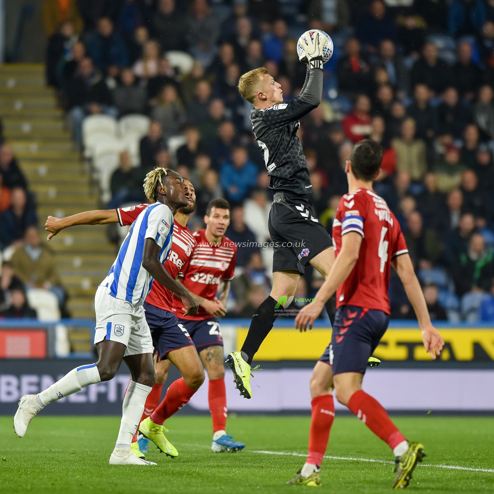 23rd October 2019, John Smith's Stadium, Huddersfield, England; Sky Bet Championship, Huddersfield Town v Middlesbrough : Aynsley Pears (42) of Middlesborough pluses ball out of the air.

Credit: Dean Williams/News Images
