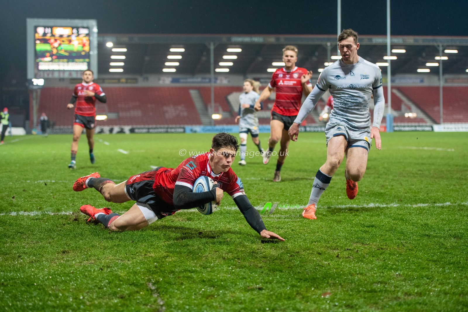LOUIS REES-ZAMMIT #14 of Gloucester Rugby scores the try for Gloucester