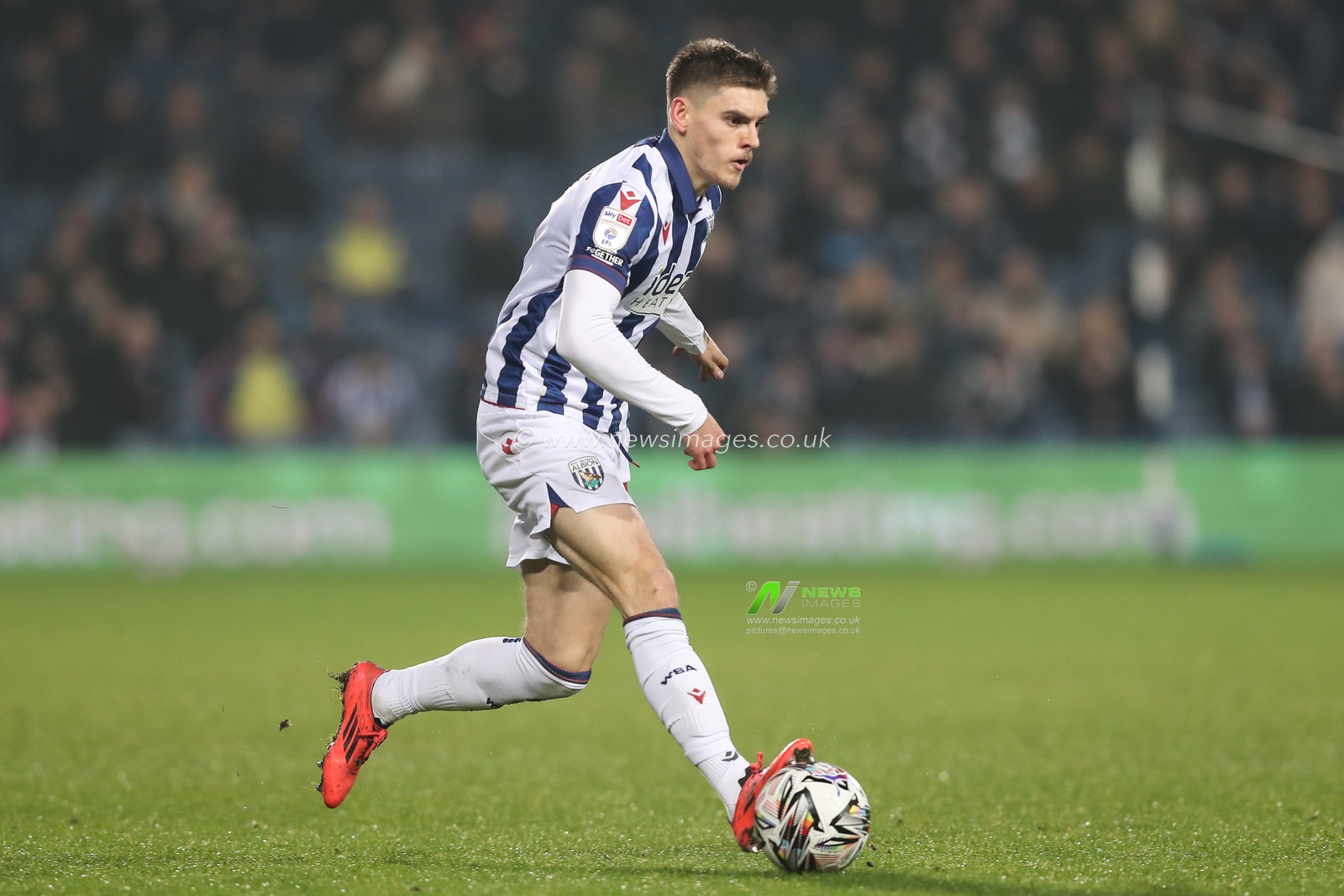 Tom Fellows of West Bromwich Albion passes the ball during the Sky Bet Championship match West Bromwich Albion vs Blackburn Rovers at The Hawthorns, West Bromwich, United Kingdom, 12th February 2025

(Photo by Gareth Evans/News Images)