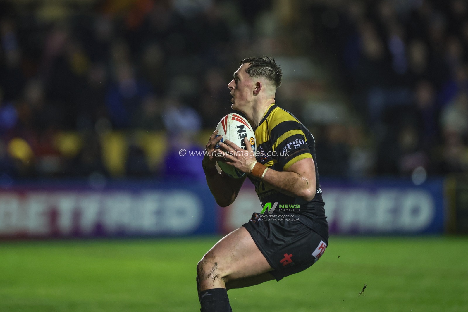 Jack Broadbent of Castleford Tigers catches the highball during the Betfred Super League Round 6 match Castleford Tigers vs Leeds Rhinos at The Mend-A-Hose Jungle, Castleford, United Kingdom, 28th March 2024

(Photo by Mark Cosgrove/News Images)