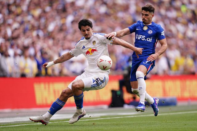 Pedro Neto of Chelsea and Pascal Struijk of Leeds United battle during the Emirates FA Cup Semi-Final match Chelsea vs Leeds United at Wembley Stadium, London, United Kingdom on 26 April 2026

(Photo by Harvey Murphy/News Images)