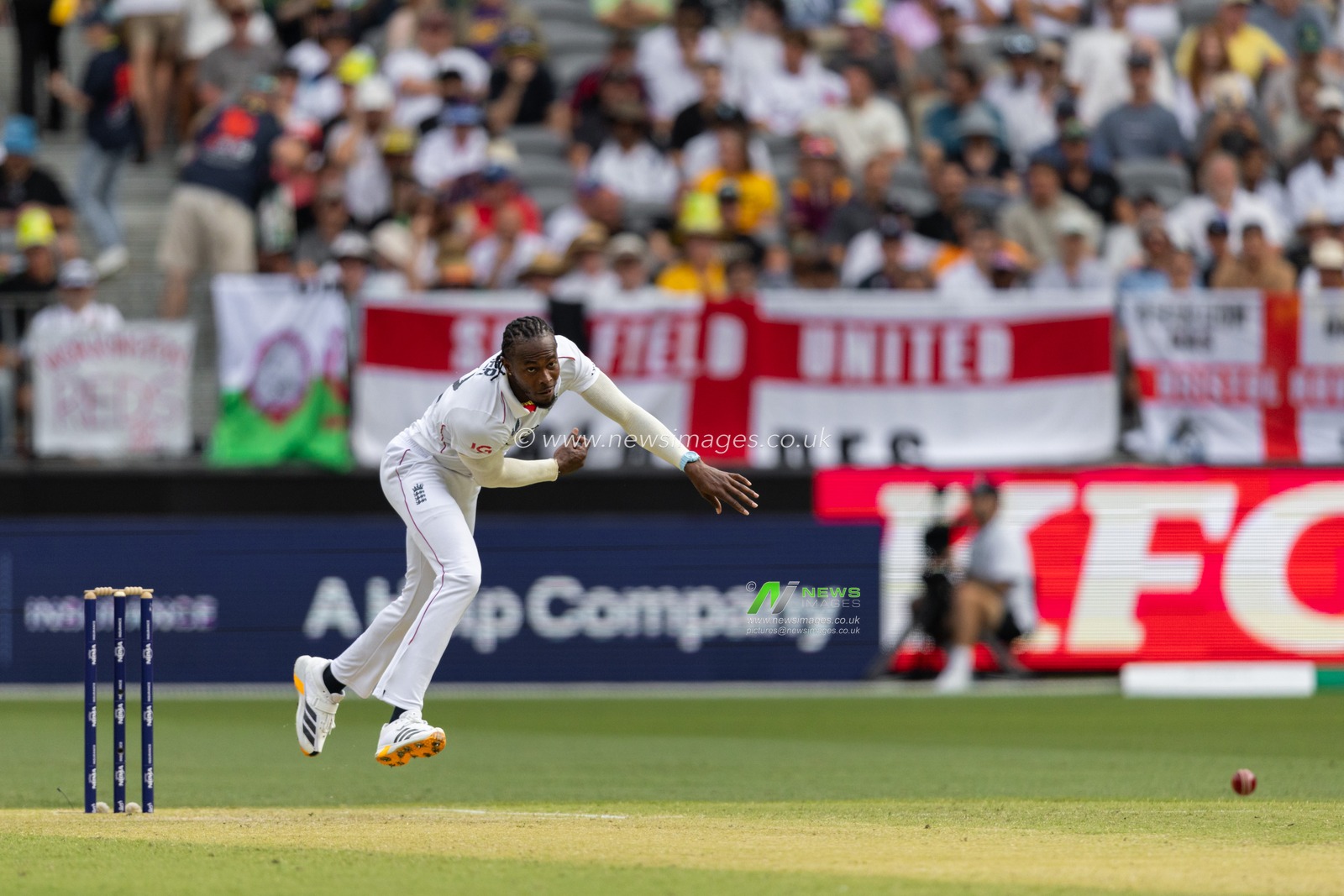 Jofra Archer of England bowls during the NRMA Insurance Ashes First Test Day 2 Australia vs England at Optus Stadium, Perth, Australia, 22nd November 2025

(Photo by Santanu Banik/News Images)

*** GER AUT SUI OUT ***