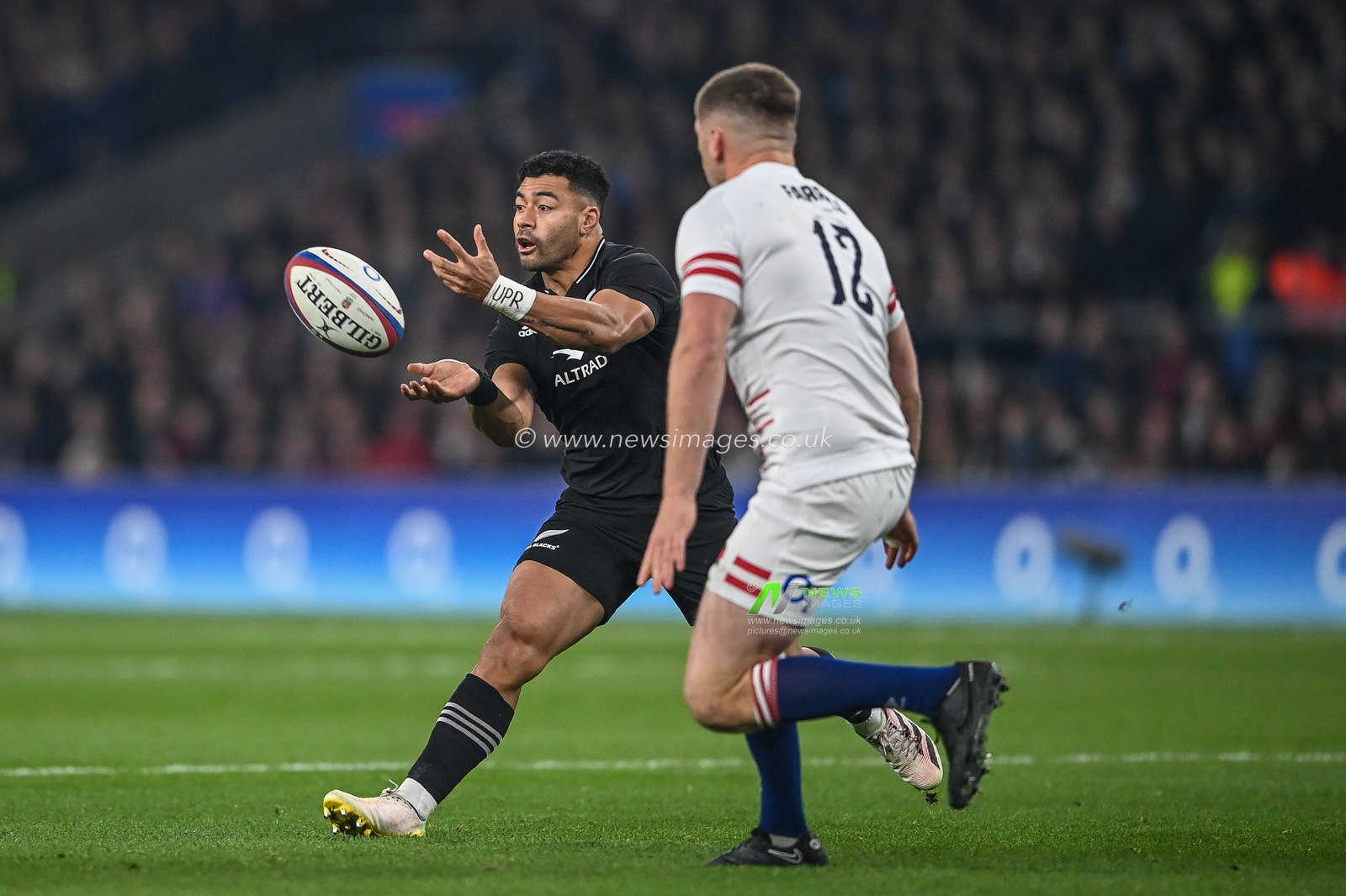 Richie Mo'unga of New Zealand in action during the Autumn internationals match England vs New Zealand at Twickenham Stadium, Twickenham, United Kingdom, 19th November 2022

(Photo by Craig Thomas/News Images)