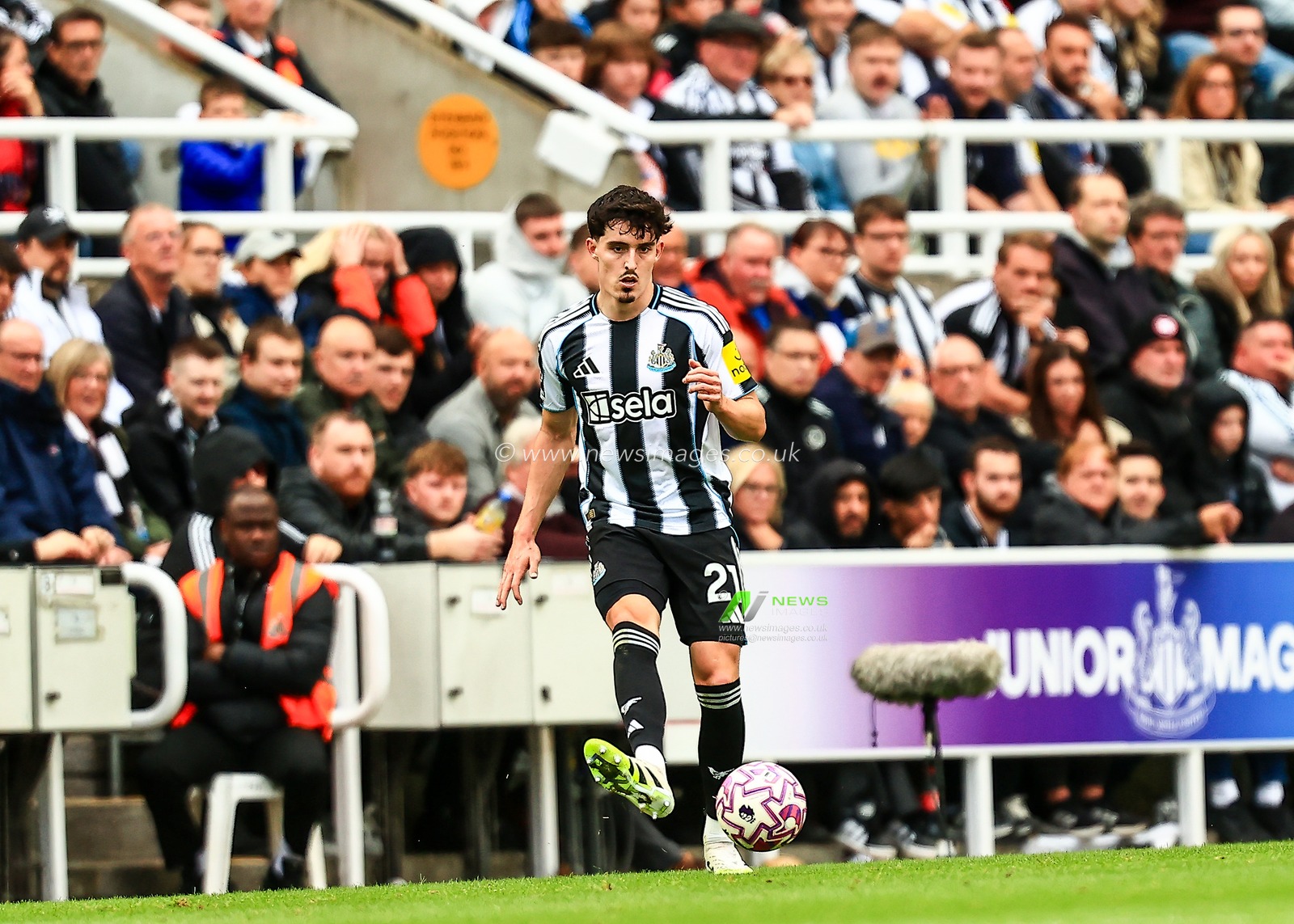 Tino Livramento of Newcastle United passes the ball during the Premier League match Newcastle United vs Wolverhampton Wanderers at St. James's Park, Newcastle, United Kingdom, 13th September 2025

(Photo by Richard Bierton/News Images)