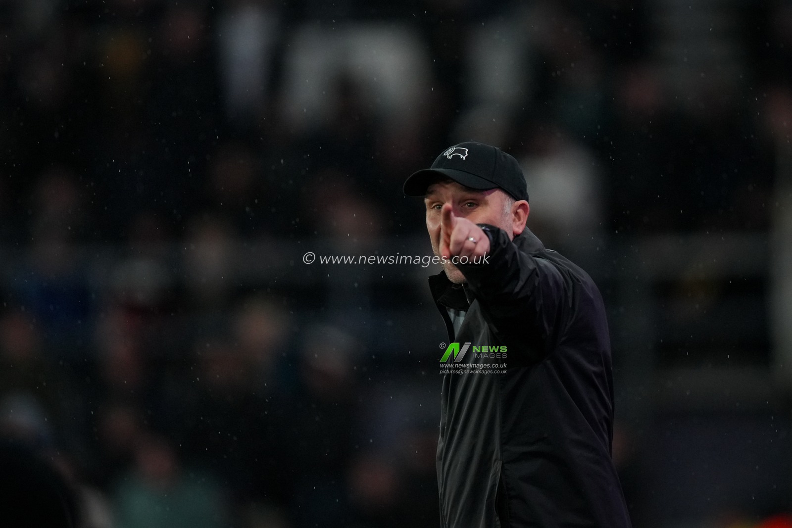 John Eustace manager of Derby County gives his team instructions during the Sky Bet Championship match Derby County vs Middlesbrough at Pride Park Stadium, Derby, United Kingdom, 1st January 2026

(Photo by Maynard Manyowa/News Images)

*** GER AUT SUI OUT ***