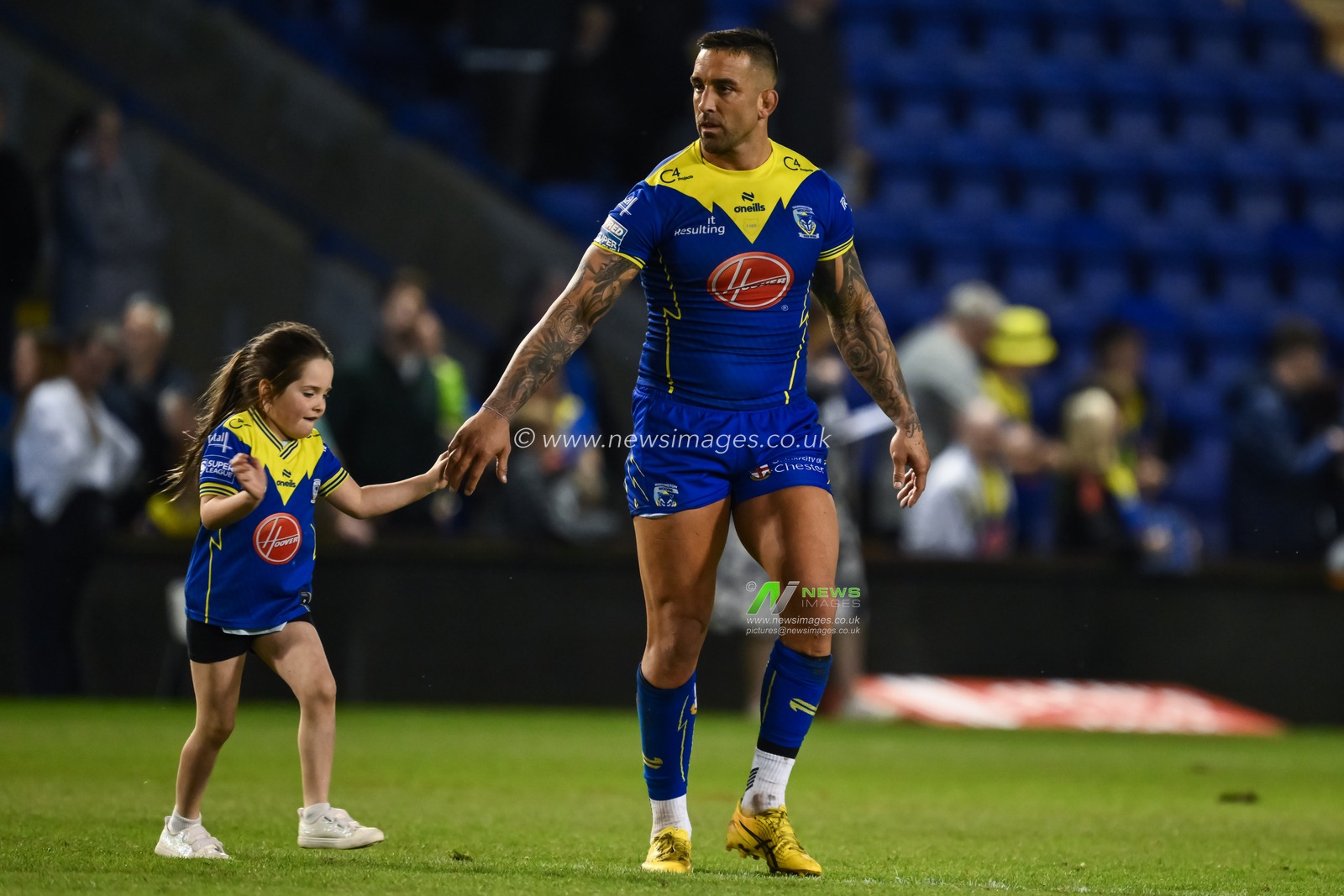 Paul Vaughan of Warrington Wolves with his daughter after the Betfred Super League Round 11 match Warrington Wolves vs Hull KR at Halliwell Jones Stadium, Warrington, United Kingdom, 9th May 2024

(Photo by Craig Thomas/News Images)