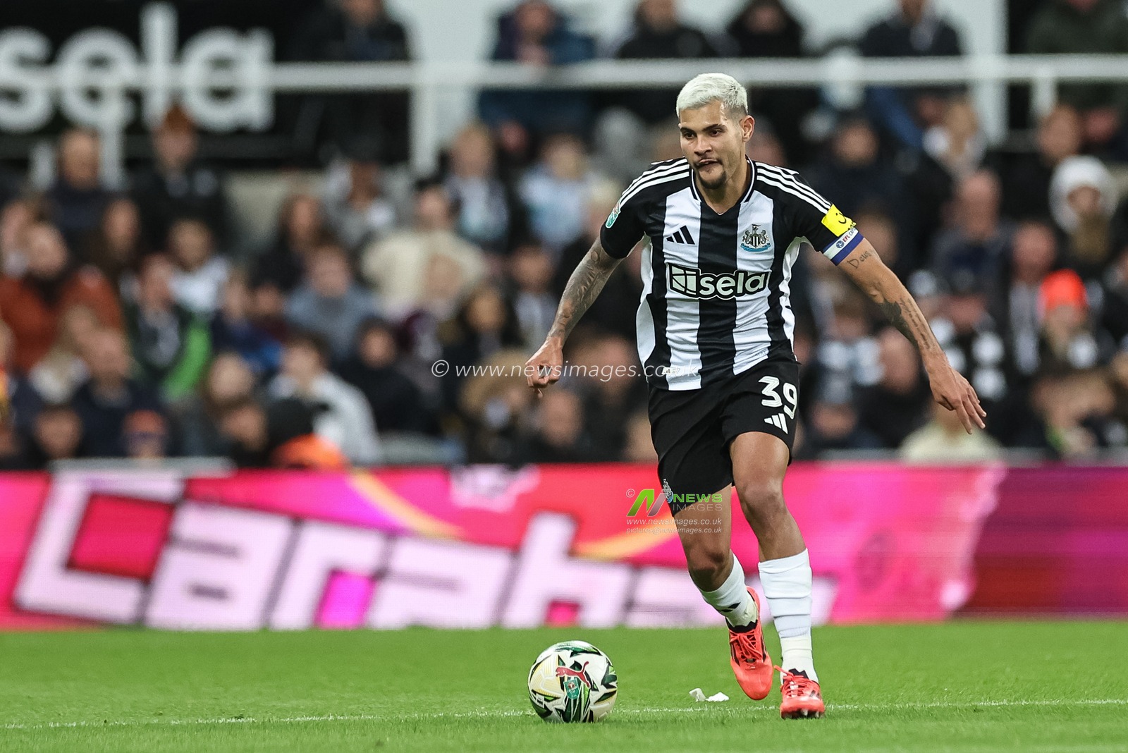 Bruno GuimarÃ£es of Newcastle United with the ball during the Carabao Cup 3rd Round Newcastle United vs AFC Wimbledon at St. James's Park, Newcastle, United Kingdom, 1st October 2024

(Photo by Mark Cosgrove/News Images)